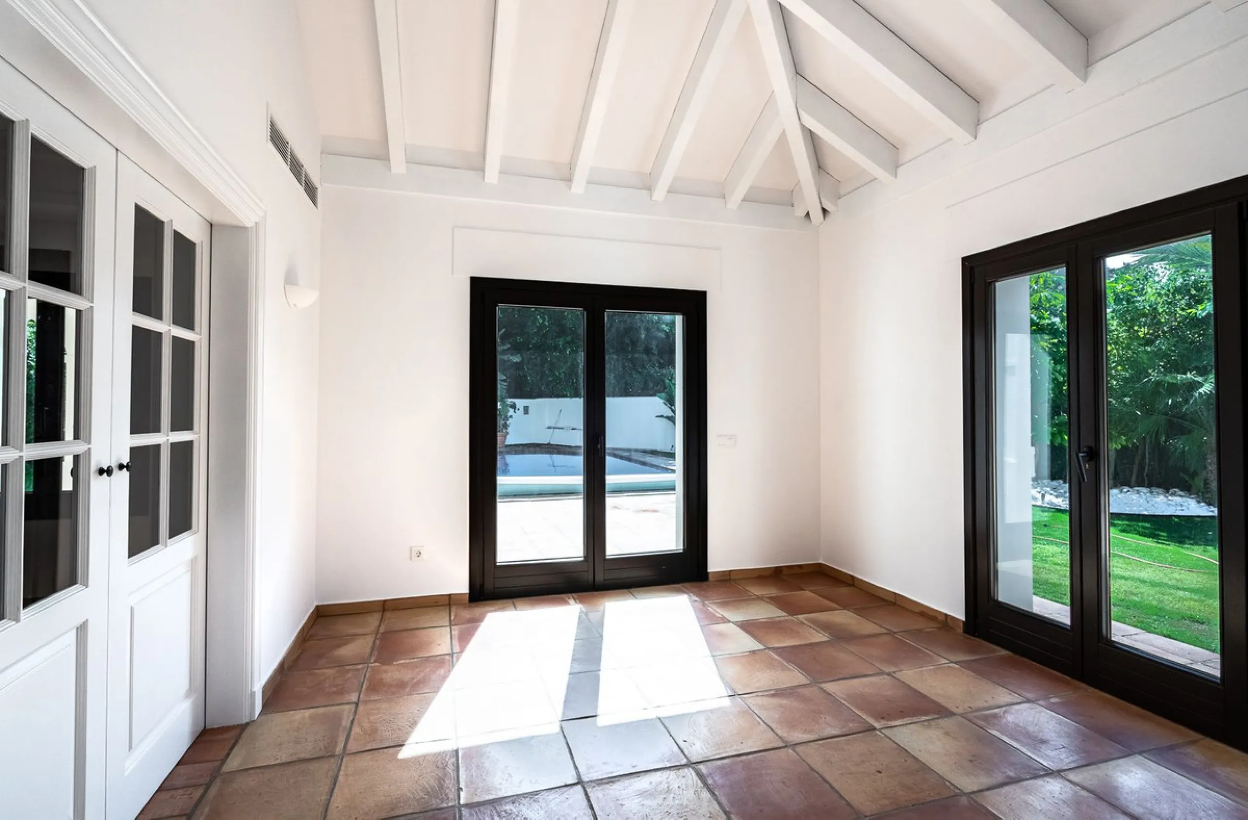 Elegant Andalusian-Style Villa in Prestigious Guadalmina Baja