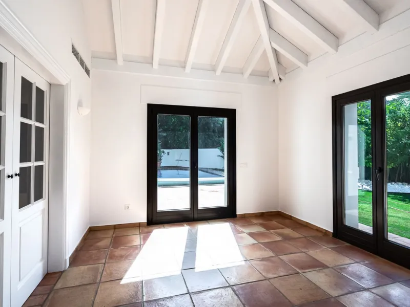 Elegant Andalusian-Style Villa in Prestigious Guadalmina Baja