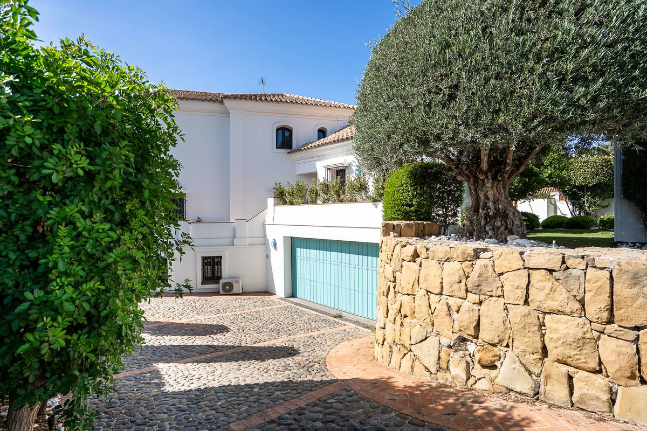 Elegant Andalusian-Style Villa in Prestigious Guadalmina Baja