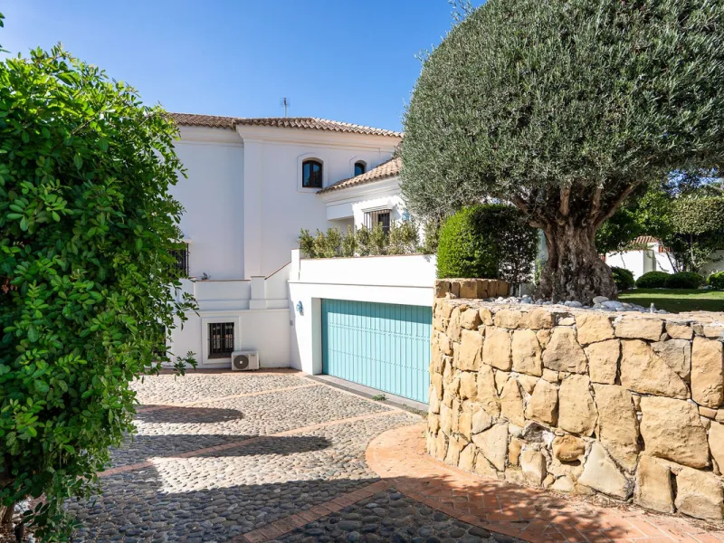 Elegant Andalusian-Style Villa in Prestigious Guadalmina Baja