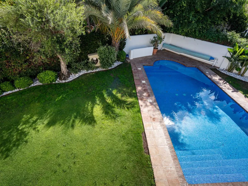Elegant Andalusian-Style Villa in Prestigious Guadalmina Baja