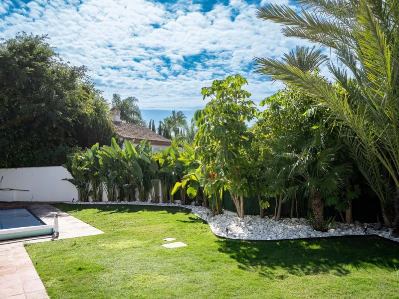 Elegant Andalusian-Style Villa in Prestigious Guadalmina Baja
