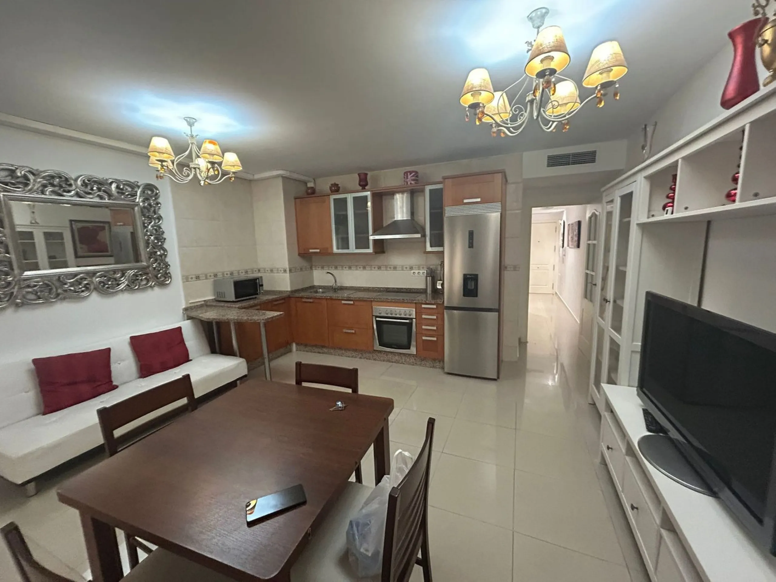 Ground floor apartment for sale, 66 m², in Fuengirola, Málaga. This apartment is just 100 meters from El Galgo beach (port area) and 100 meters from the heart of Fuengirola (Plaza La Constitución). It enjoys a prime location surrounded by shops, restauran
