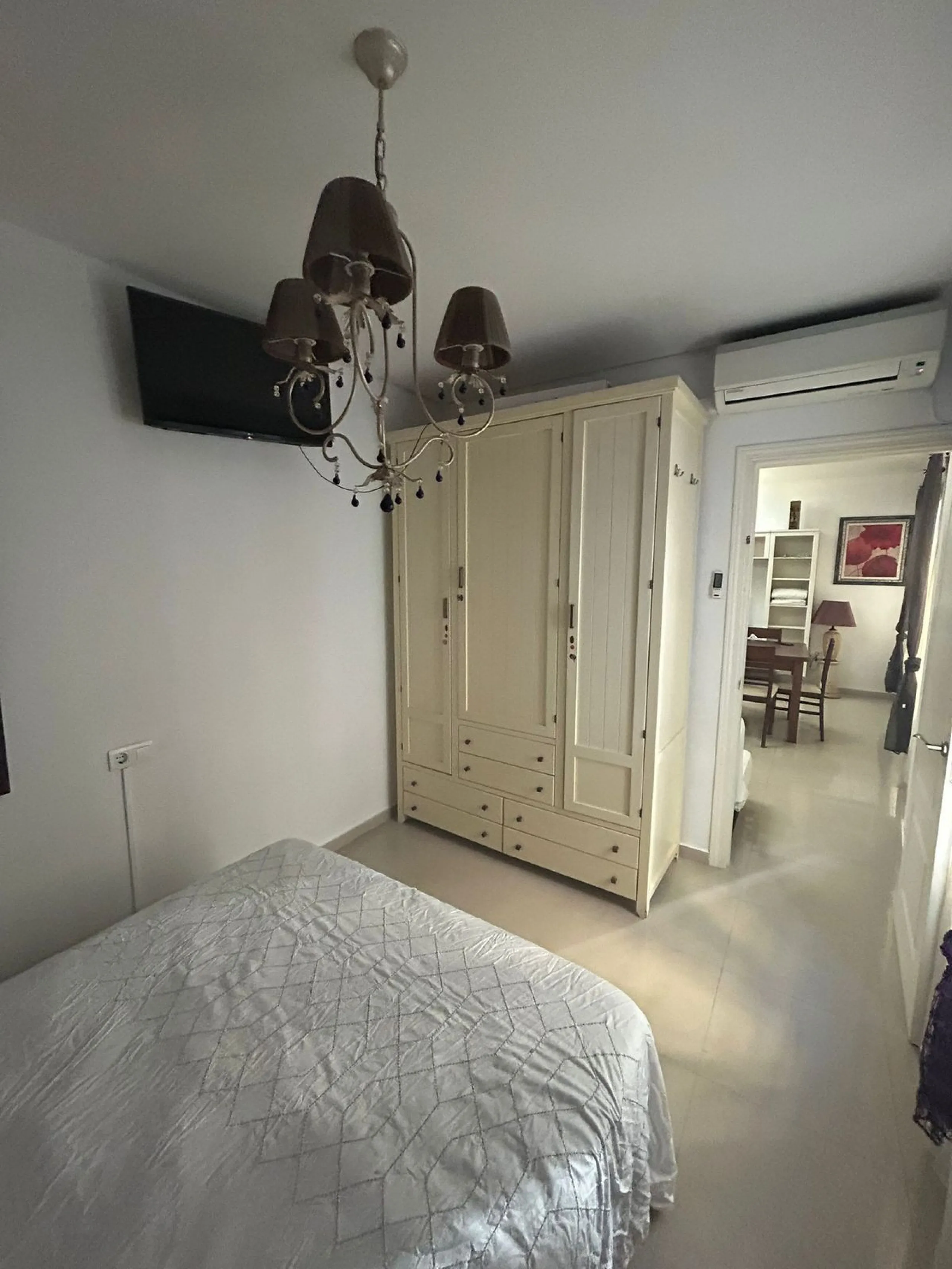 Ground floor apartment for sale, 66 m², in Fuengirola, Málaga. This apartment is just 100 meters from El Galgo beach (port area) and 100 meters from the heart of Fuengirola (Plaza La Constitución). It enjoys a prime location surrounded by shops, restauran