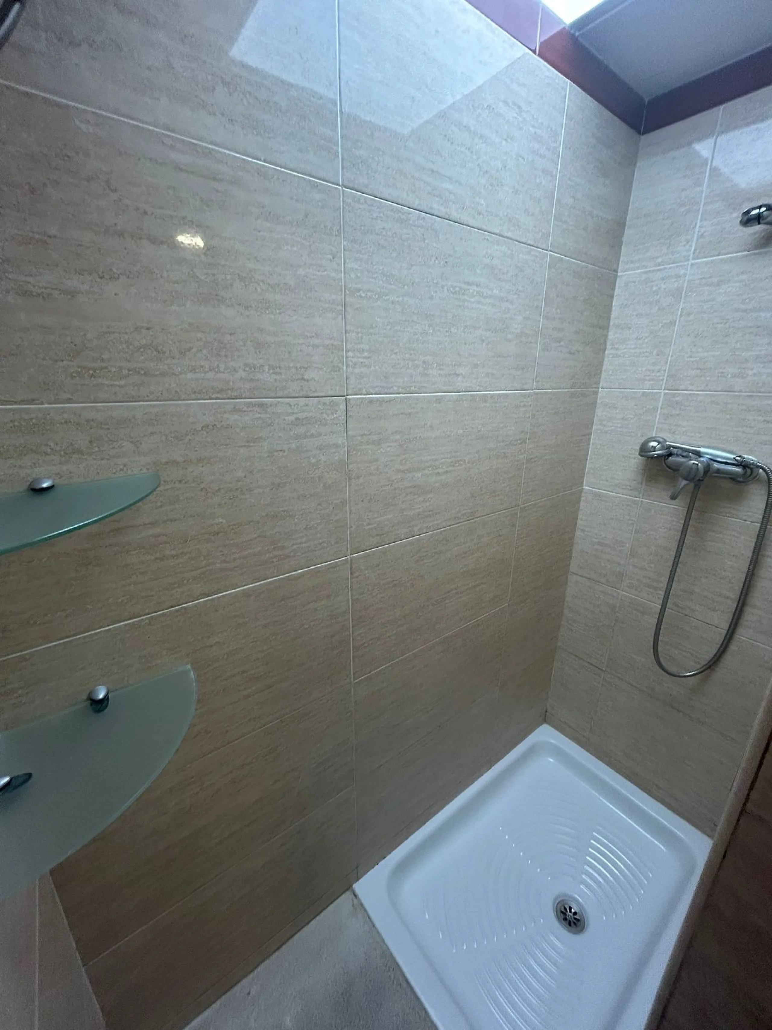 Ground floor apartment for sale, 66 m², in Fuengirola, Málaga. This apartment is just 100 meters from El Galgo beach (port area) and 100 meters from the heart of Fuengirola (Plaza La Constitución). It enjoys a prime location surrounded by shops, restauran
