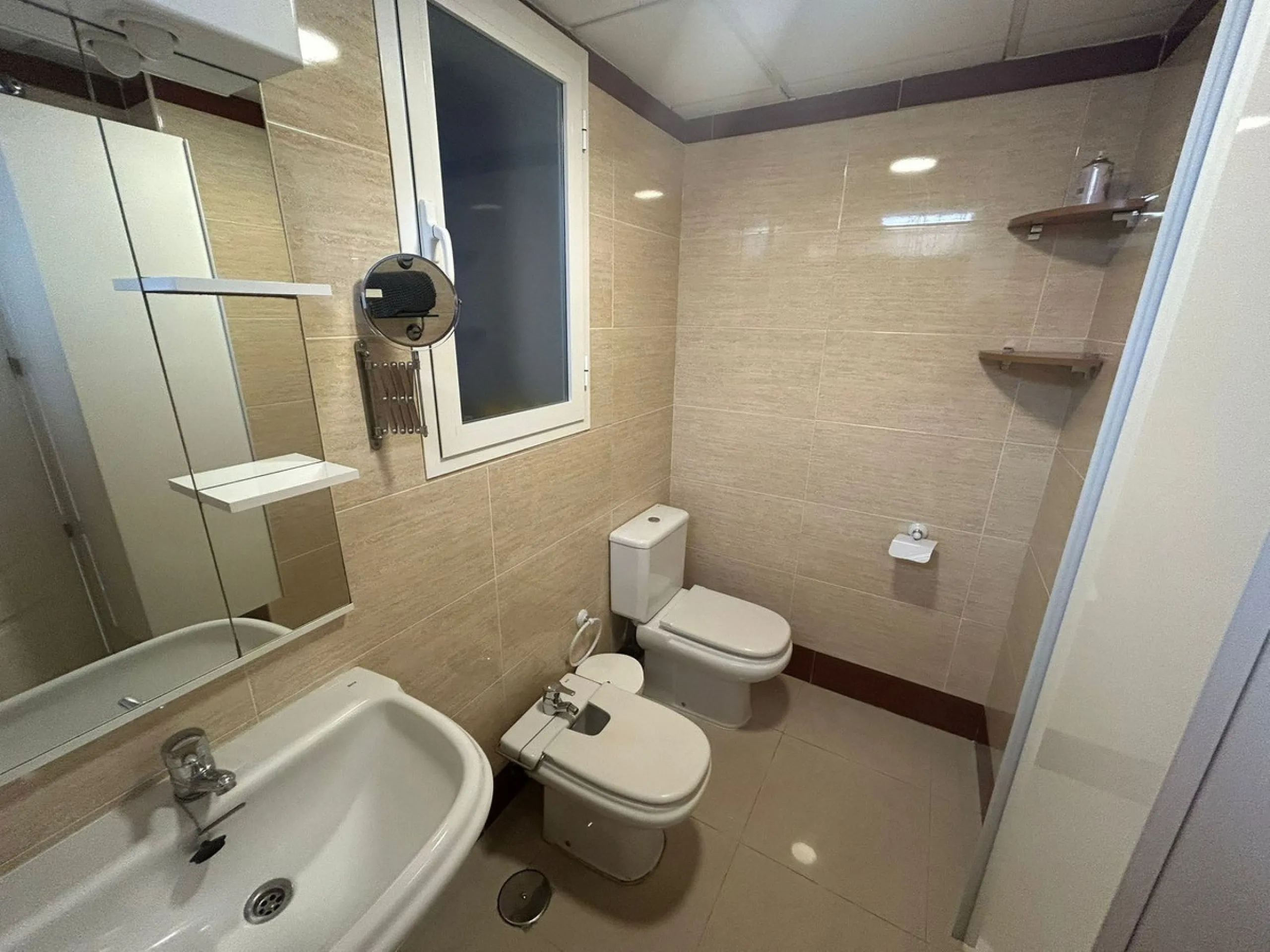 Ground floor apartment for sale, 66 m², in Fuengirola, Málaga. This apartment is just 100 meters from El Galgo beach (port area) and 100 meters from the heart of Fuengirola (Plaza La Constitución). It enjoys a prime location surrounded by shops, restauran