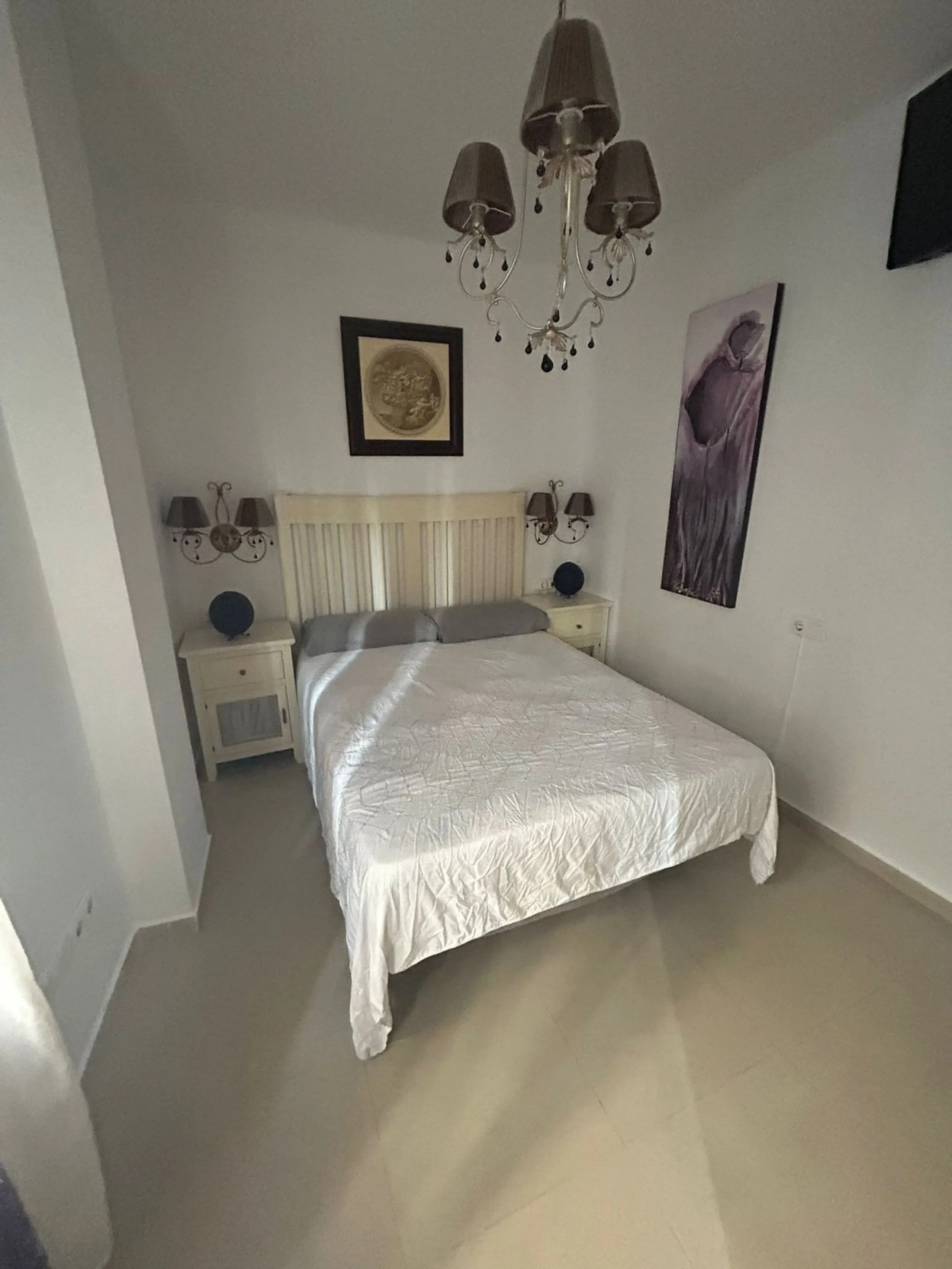 Ground floor apartment for sale, 66 m², in Fuengirola, Málaga. This apartment is just 100 meters from El Galgo beach (port area) and 100 meters from the heart of Fuengirola (Plaza La Constitución). It enjoys a prime location surrounded by shops, restauran
