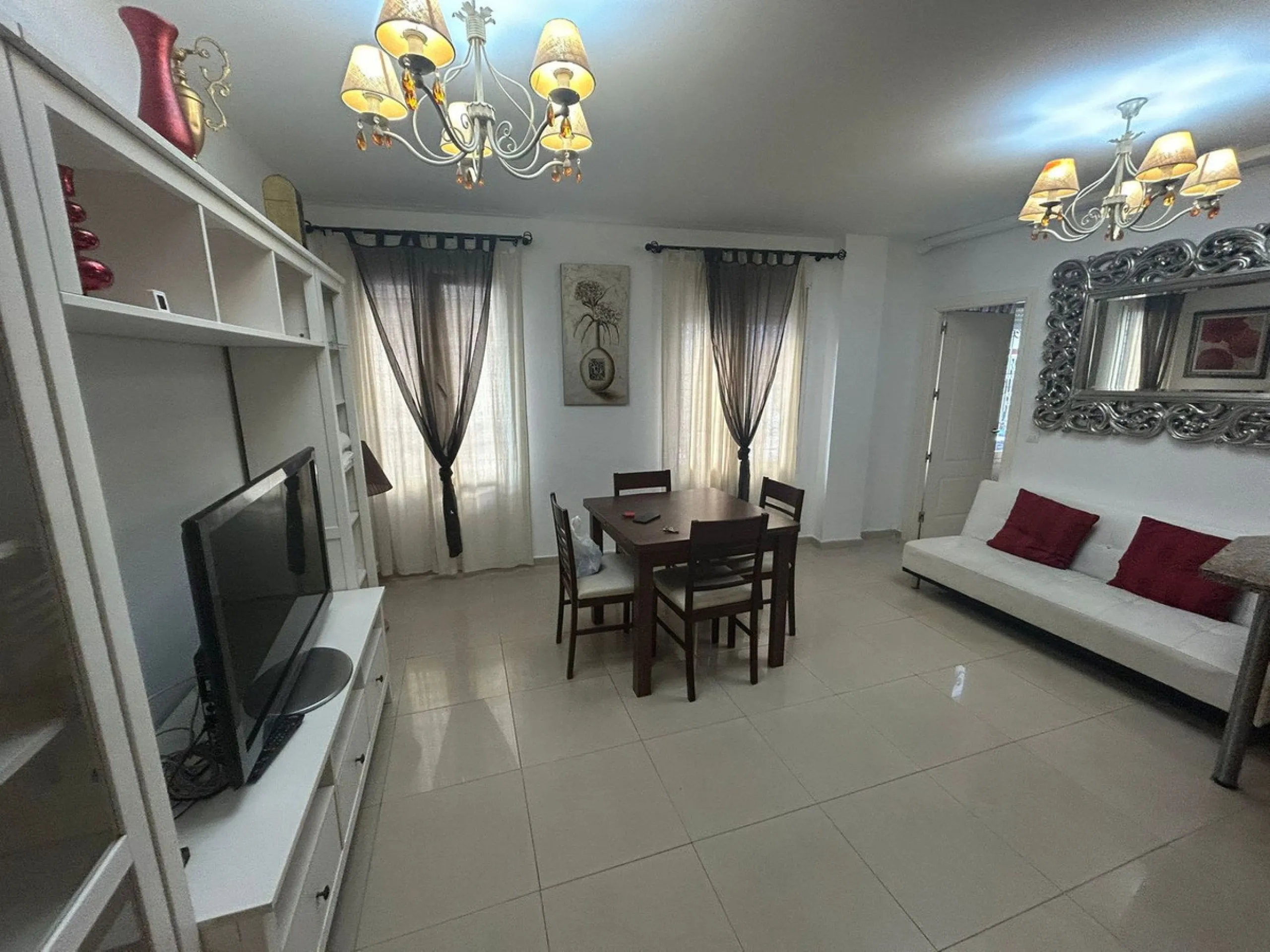 Ground floor apartment for sale, 66 m², in Fuengirola, Málaga. This apartment is just 100 meters from El Galgo beach (port area) and 100 meters from the heart of Fuengirola (Plaza La Constitución). It enjoys a prime location surrounded by shops, restauran