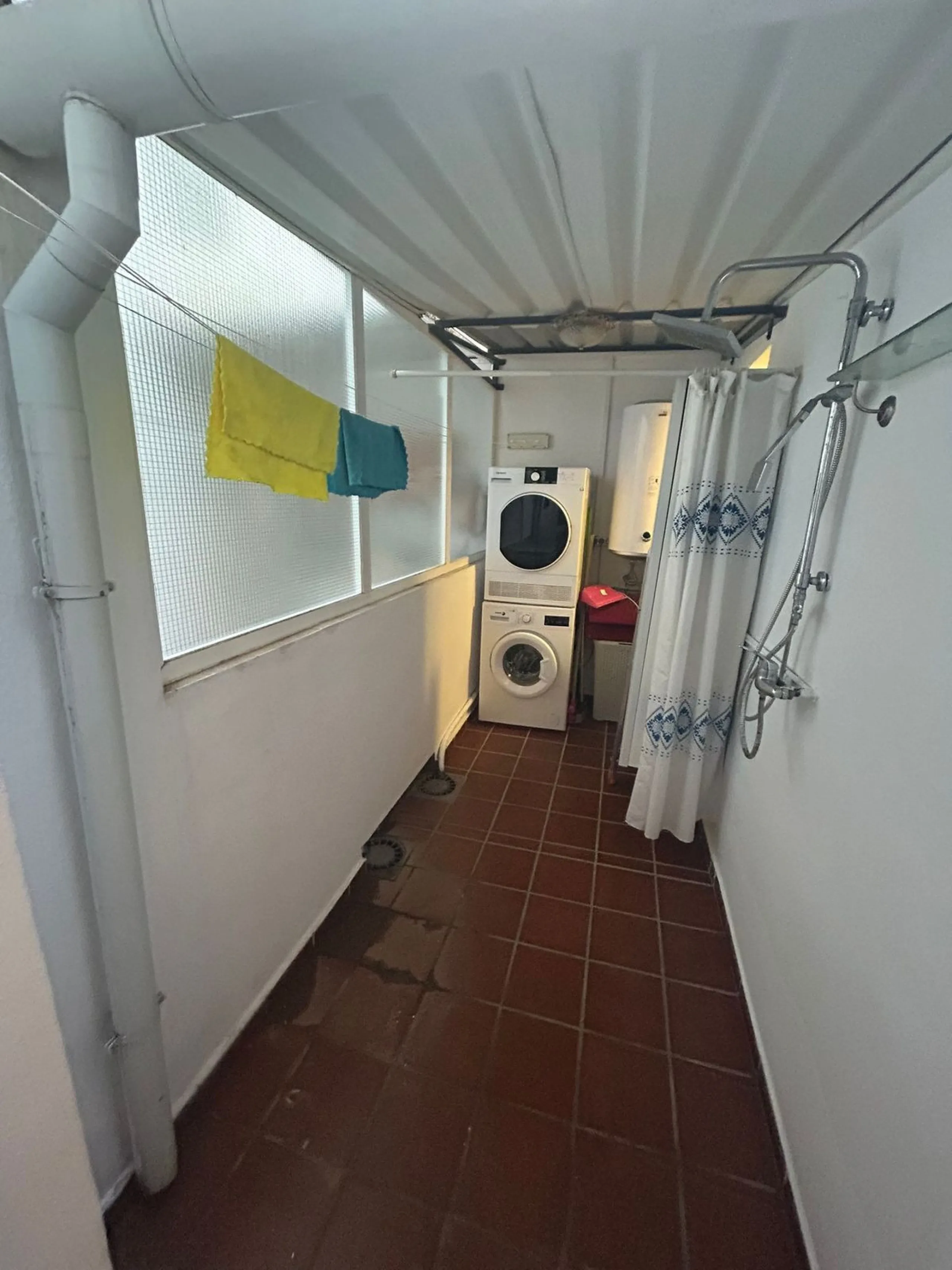 Ground floor apartment for sale, 66 m², in Fuengirola, Málaga. This apartment is just 100 meters from El Galgo beach (port area) and 100 meters from the heart of Fuengirola (Plaza La Constitución). It enjoys a prime location surrounded by shops, restauran