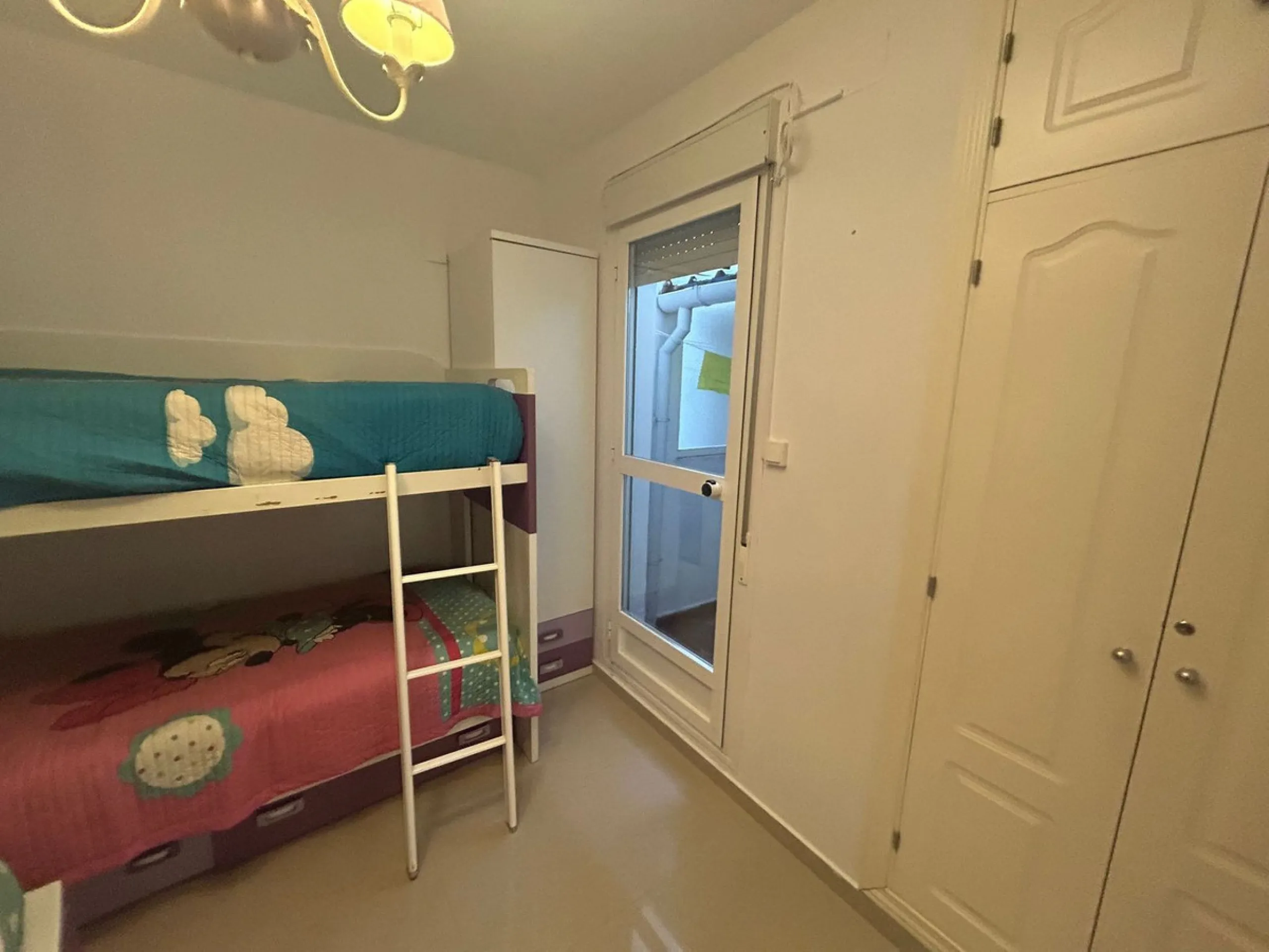Ground floor apartment for sale, 66 m², in Fuengirola, Málaga. This apartment is just 100 meters from El Galgo beach (port area) and 100 meters from the heart of Fuengirola (Plaza La Constitución). It enjoys a prime location surrounded by shops, restauran