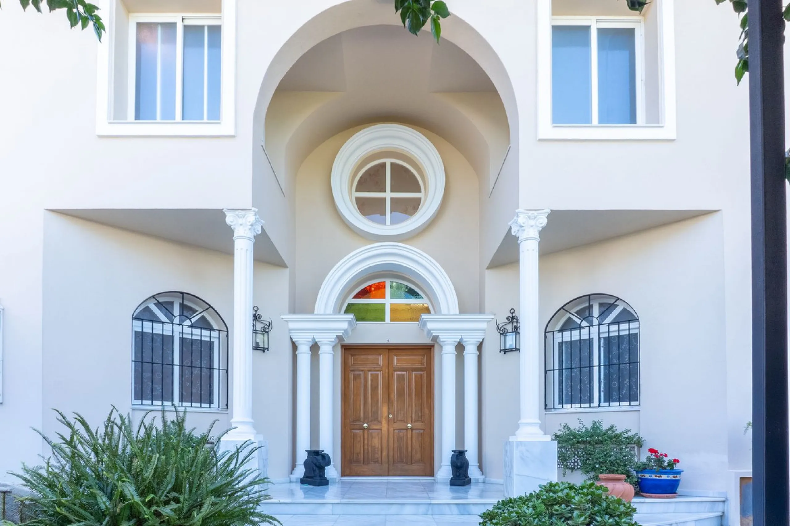 House - Detached Villa в продаже в Estepona, Málaga. В доме 5 спален и 6 ванных комнат. Площадь дома 539 м². Площадь участка 1275 м²