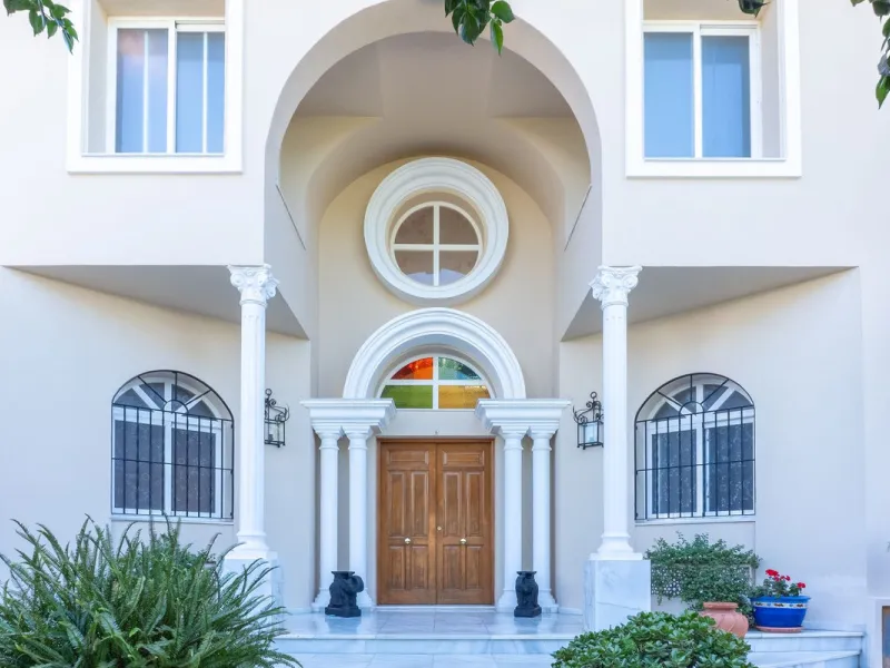 This magnificent traditional-style villa is located in the exclusive New Golden Mile, within the prestigious El Presidente community, just 50 metres from the beach and its newly built seaside promenade. The location is exceptional, surrounded by all kinds