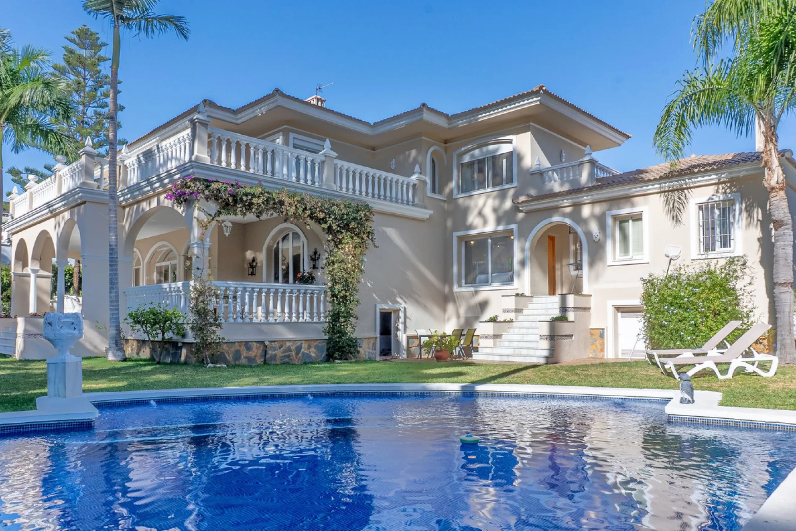 House - Detached Villa в продаже в Estepona, Málaga. В доме 5 спален и 6 ванных комнат. Площадь дома 539 м². Площадь участка 1275 м²