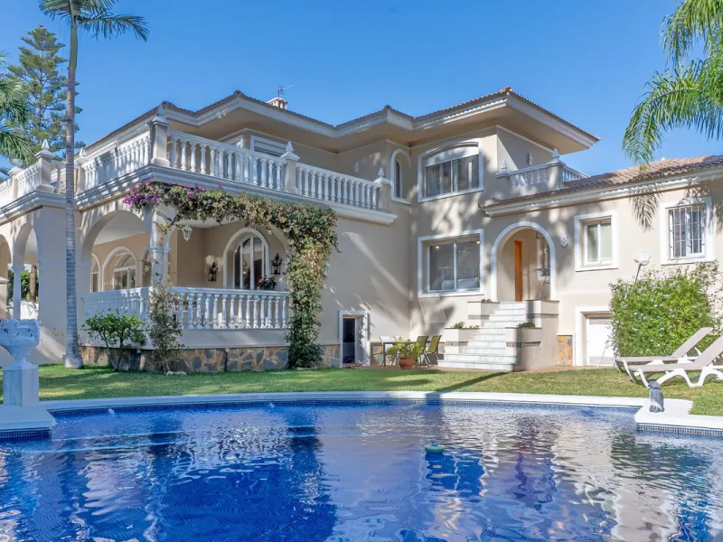 House - Detached Villa в продаже в Estepona, Málaga. В доме 5 спален и 6 ванных комнат. Площадь дома 539 м². Площадь участка 1275 м²