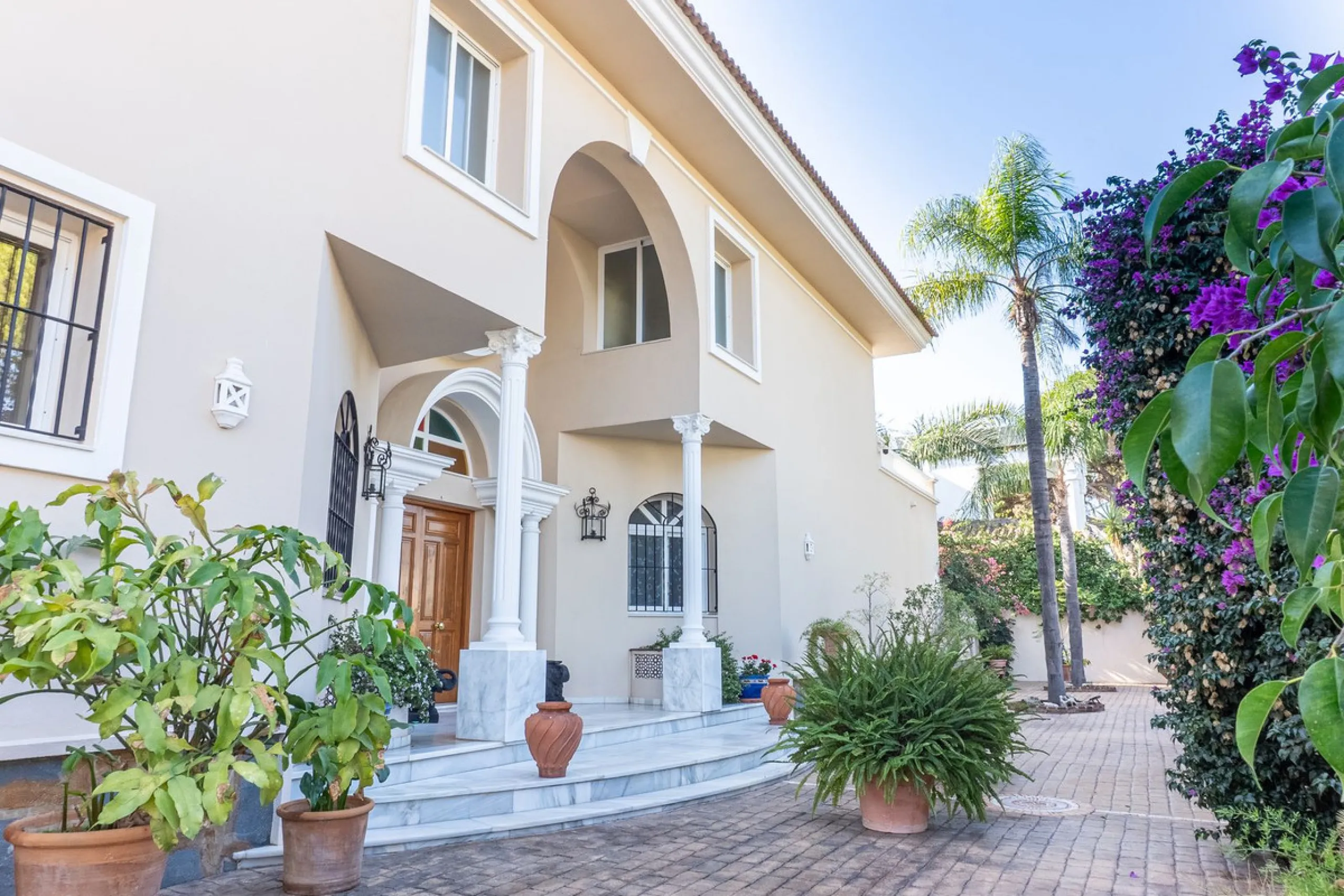 House - Detached Villa в продаже в Estepona, Málaga. В доме 5 спален и 6 ванных комнат. Площадь дома 539 м². Площадь участка 1275 м²