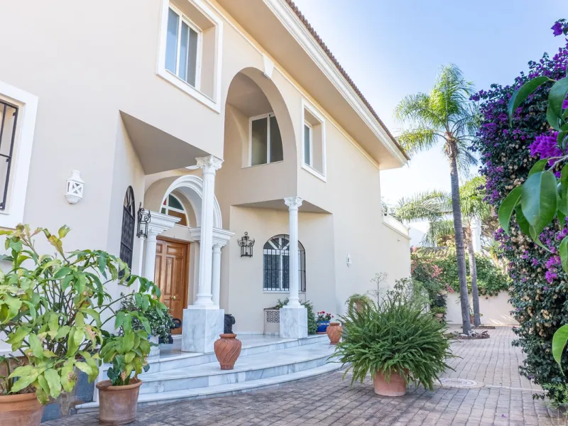 House - Detached Villa в продаже в Estepona, Málaga. В доме 5 спален и 6 ванных комнат. Площадь дома 539 м². Площадь участка 1275 м²