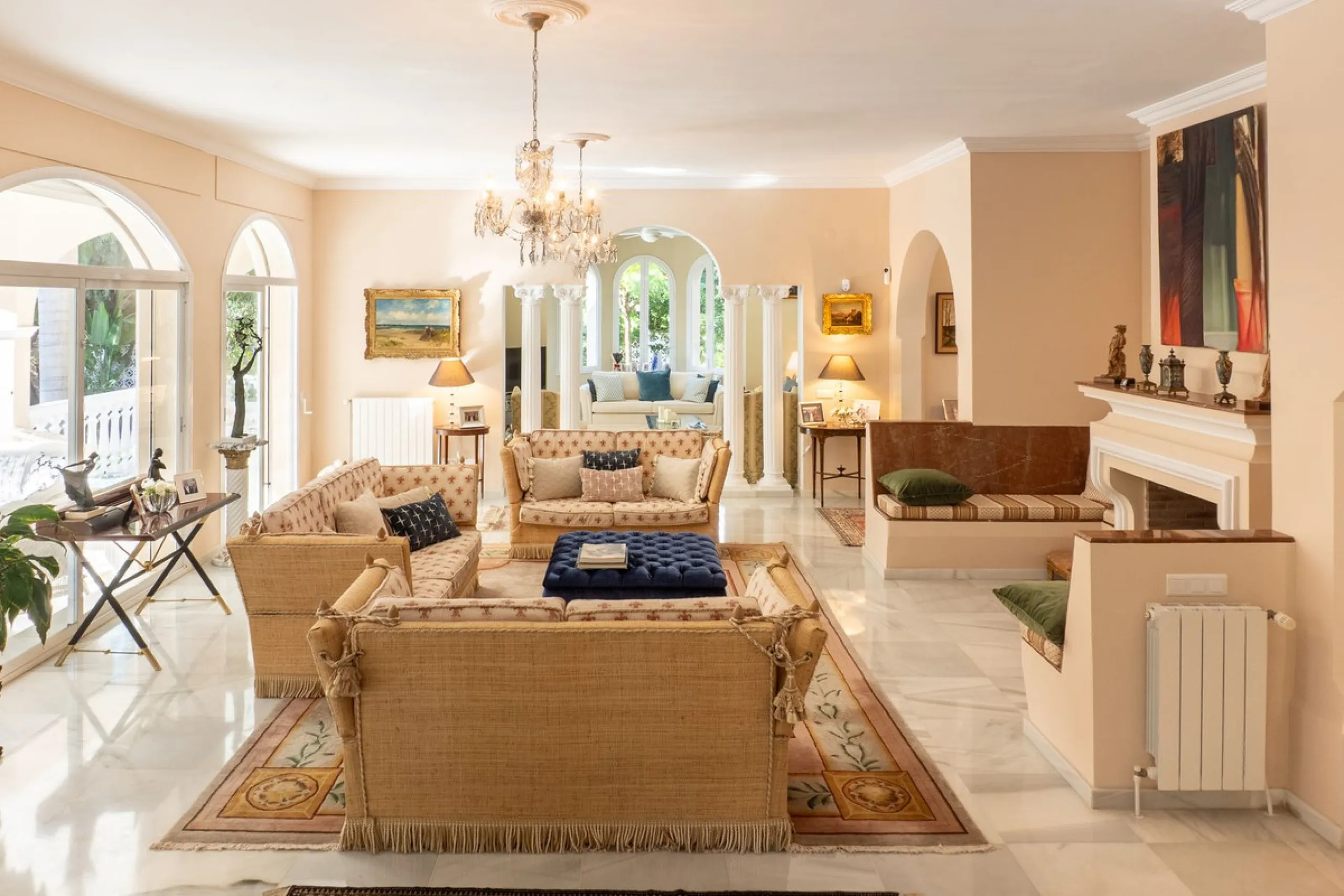 House - Detached Villa в продаже в Estepona, Málaga. В доме 5 спален и 6 ванных комнат. Площадь дома 539 м². Площадь участка 1275 м²