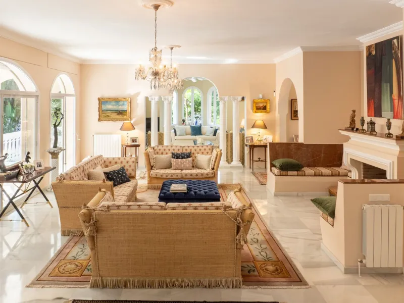 House - Detached Villa в продаже в Estepona, Málaga. В доме 5 спален и 6 ванных комнат. Площадь дома 539 м². Площадь участка 1275 м²