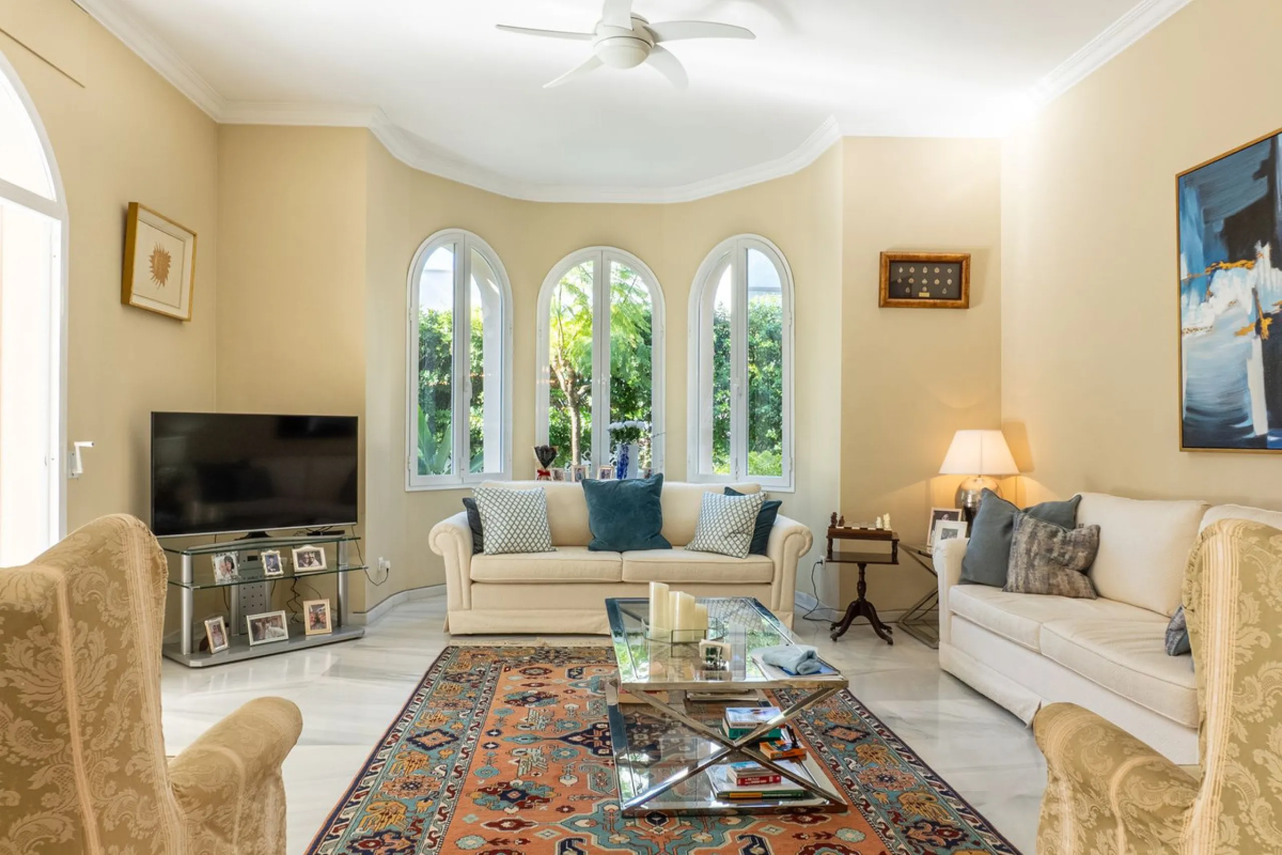 House - Detached Villa в продаже в Estepona, Málaga. В доме 5 спален и 6 ванных комнат. Площадь дома 539 м². Площадь участка 1275 м²