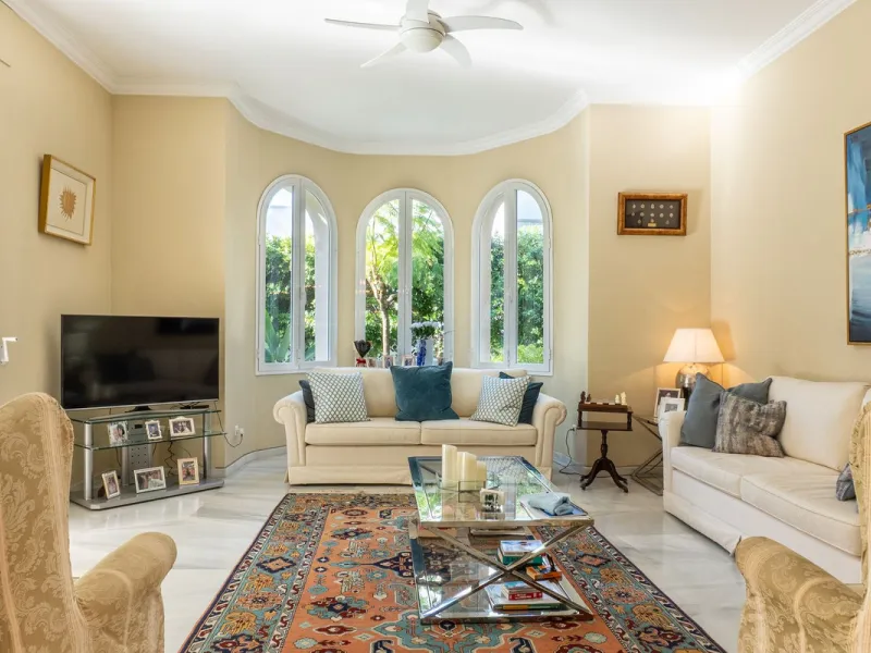 House - Detached Villa в продаже в Estepona, Málaga. В доме 5 спален и 6 ванных комнат. Площадь дома 539 м². Площадь участка 1275 м²