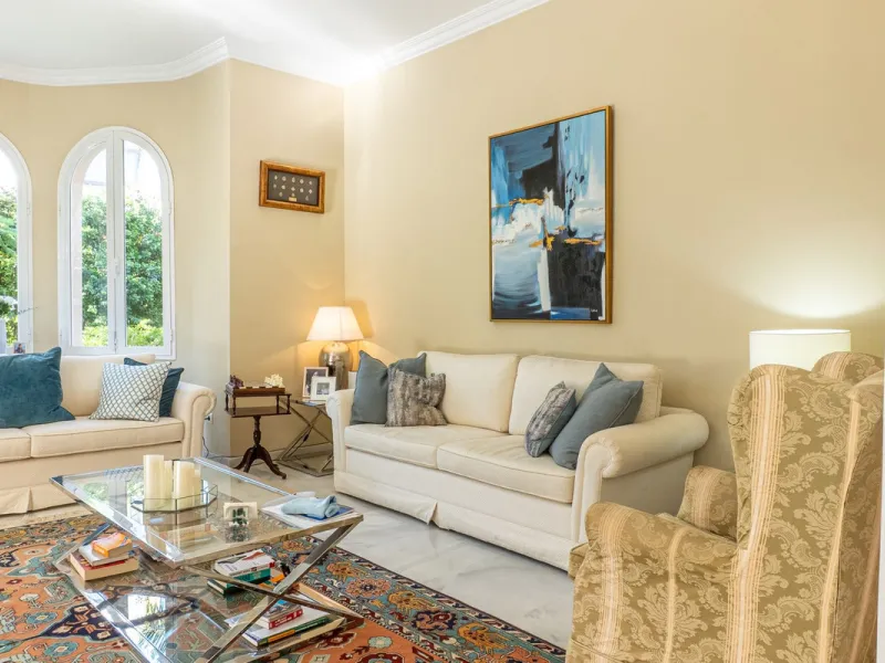 House - Detached Villa в продаже в Estepona, Málaga. В доме 5 спален и 6 ванных комнат. Площадь дома 539 м². Площадь участка 1275 м²