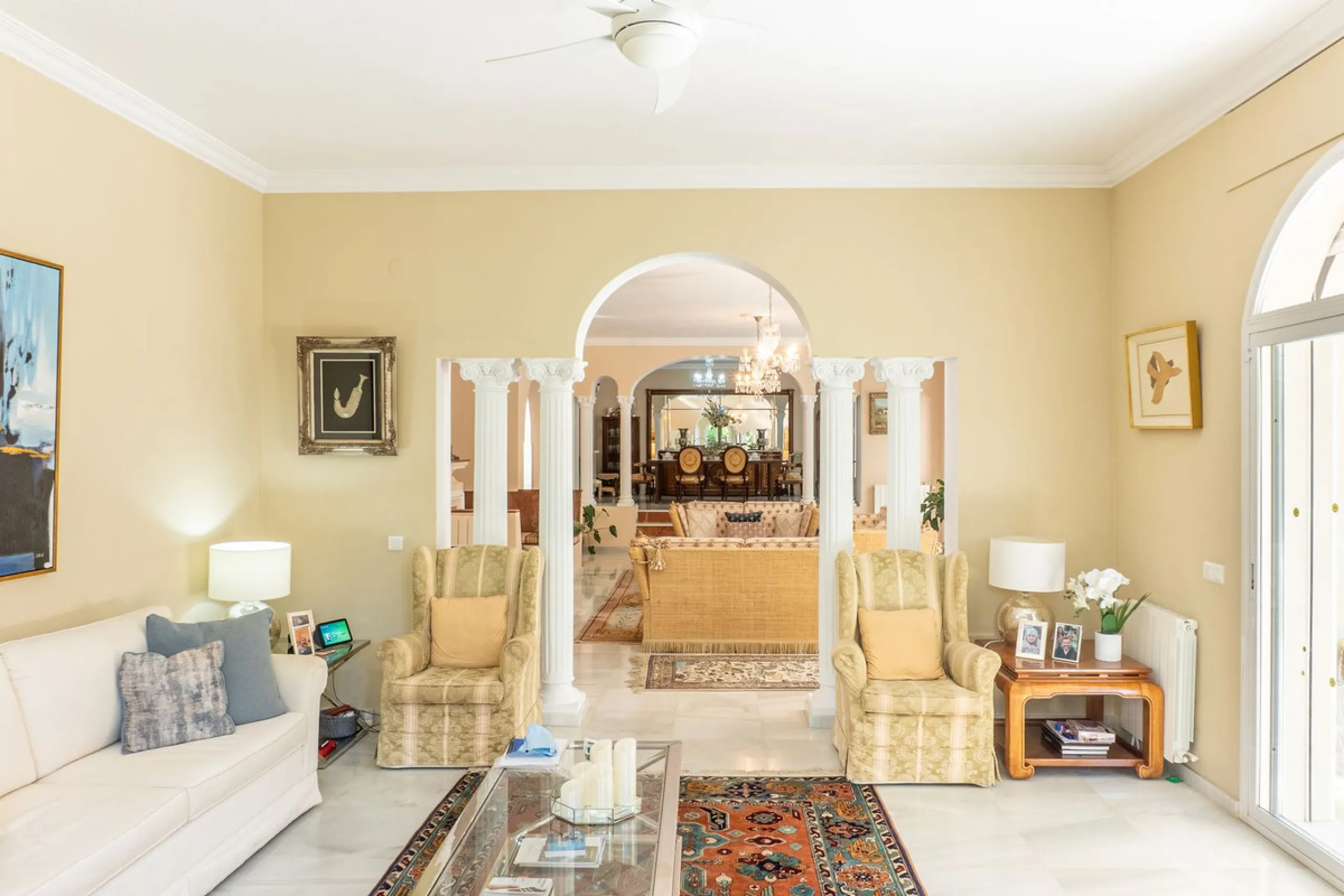 House - Detached Villa в продаже в Estepona, Málaga. В доме 5 спален и 6 ванных комнат. Площадь дома 539 м². Площадь участка 1275 м²