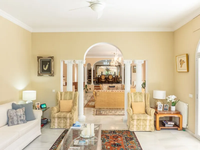 House - Detached Villa в продаже в Estepona, Málaga. В доме 5 спален и 6 ванных комнат. Площадь дома 539 м². Площадь участка 1275 м²
