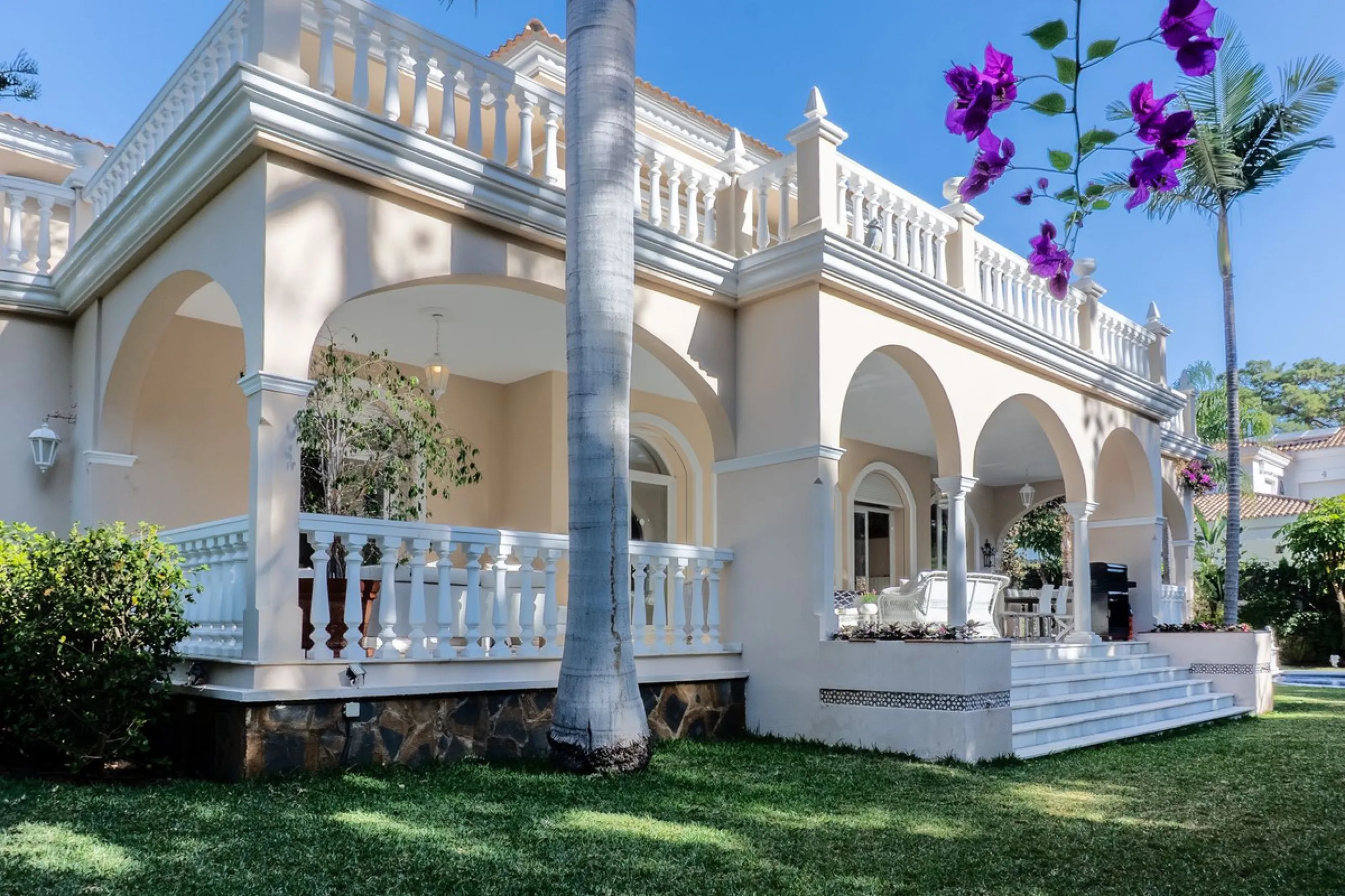 House - Detached Villa в продаже в Estepona, Málaga. В доме 5 спален и 6 ванных комнат. Площадь дома 539 м². Площадь участка 1275 м²