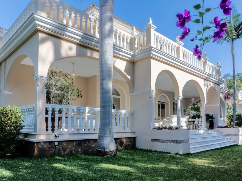House - Detached Villa в продаже в Estepona, Málaga. В доме 5 спален и 6 ванных комнат. Площадь дома 539 м². Площадь участка 1275 м²