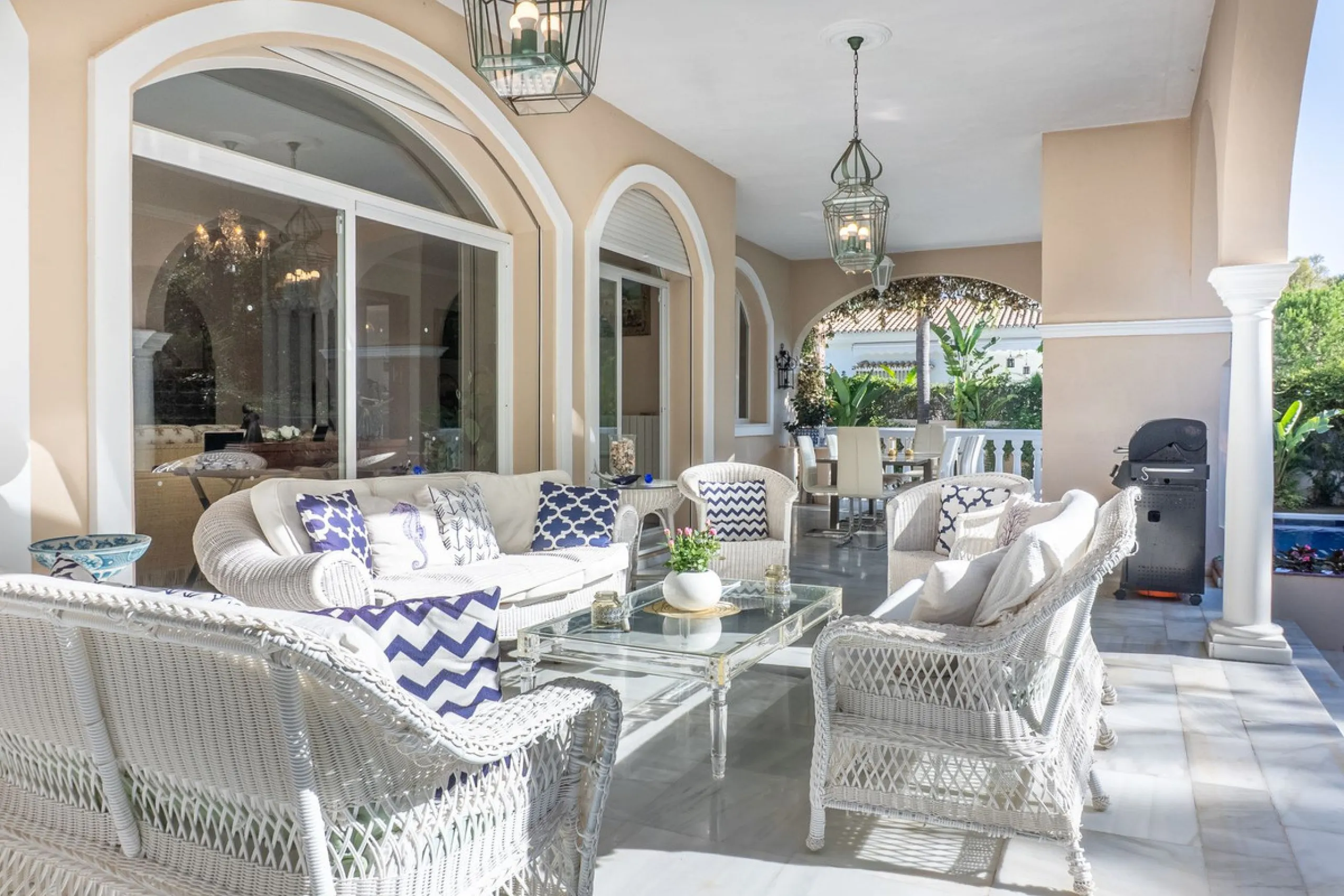 House - Detached Villa в продаже в Estepona, Málaga. В доме 5 спален и 6 ванных комнат. Площадь дома 539 м². Площадь участка 1275 м²