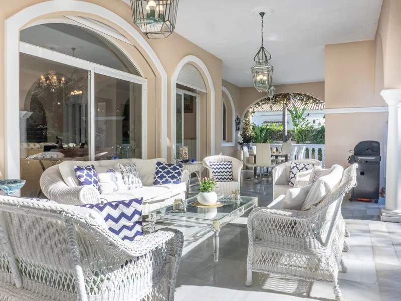 House - Detached Villa в продаже в Estepona, Málaga. В доме 5 спален и 6 ванных комнат. Площадь дома 539 м². Площадь участка 1275 м²