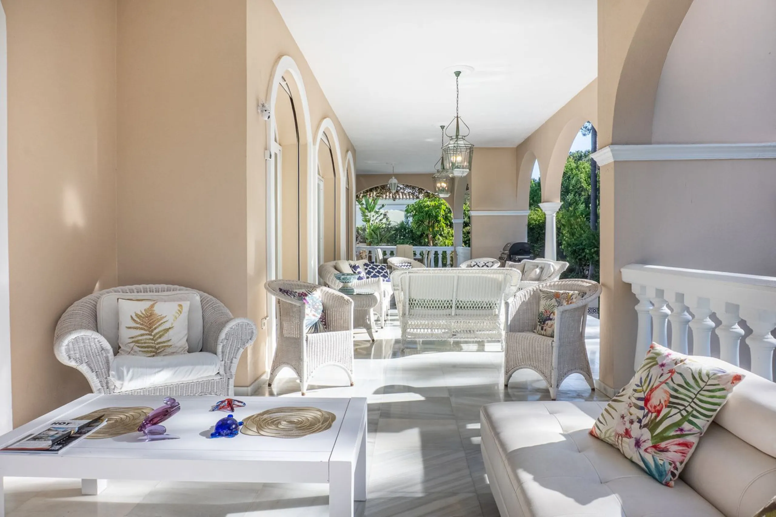House - Detached Villa в продаже в Estepona, Málaga. В доме 5 спален и 6 ванных комнат. Площадь дома 539 м². Площадь участка 1275 м²