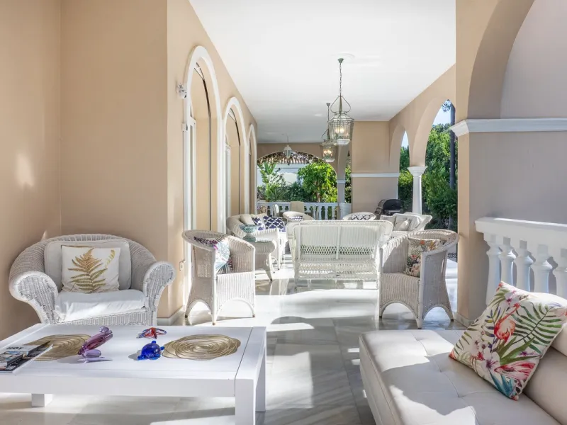 House - Detached Villa в продаже в Estepona, Málaga. В доме 5 спален и 6 ванных комнат. Площадь дома 539 м². Площадь участка 1275 м²