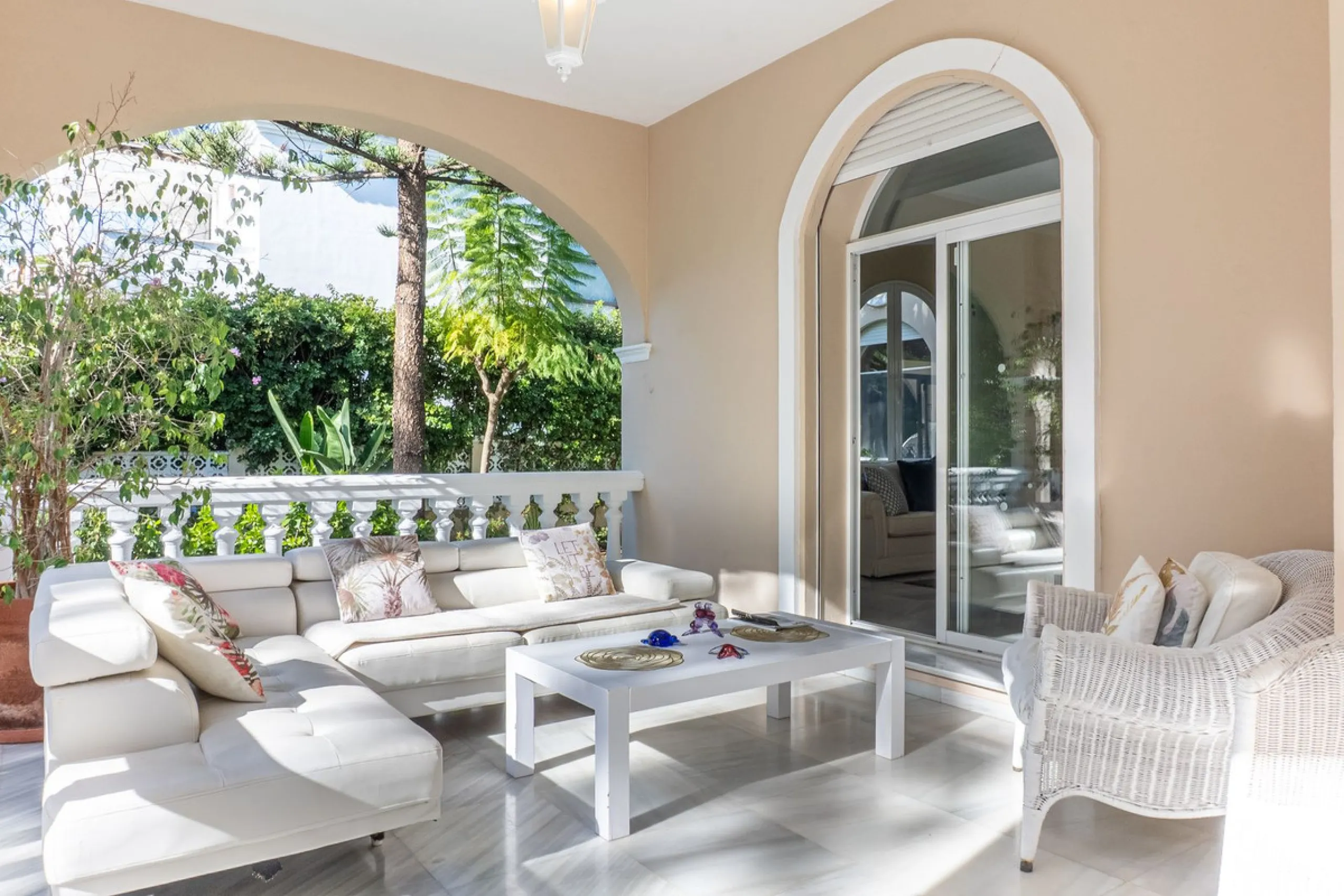 House - Detached Villa в продаже в Estepona, Málaga. В доме 5 спален и 6 ванных комнат. Площадь дома 539 м². Площадь участка 1275 м²