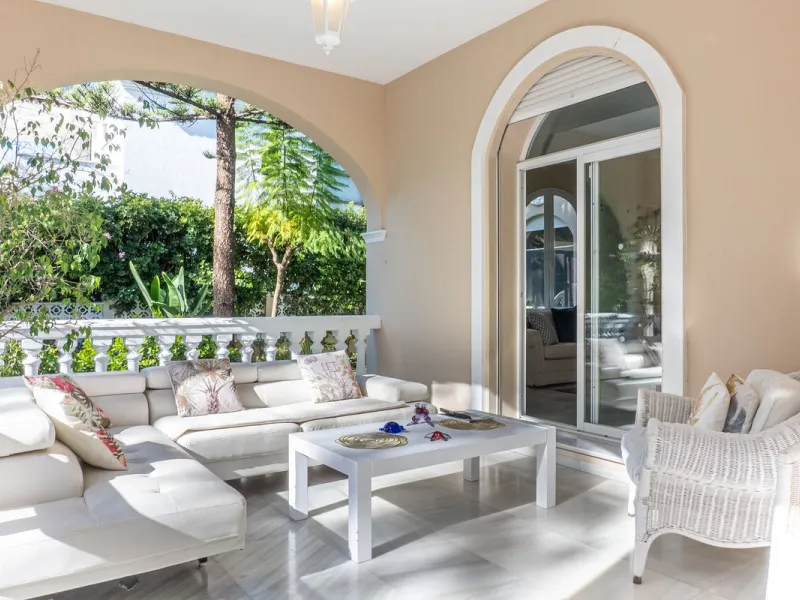 House - Detached Villa в продаже в Estepona, Málaga. В доме 5 спален и 6 ванных комнат. Площадь дома 539 м². Площадь участка 1275 м²