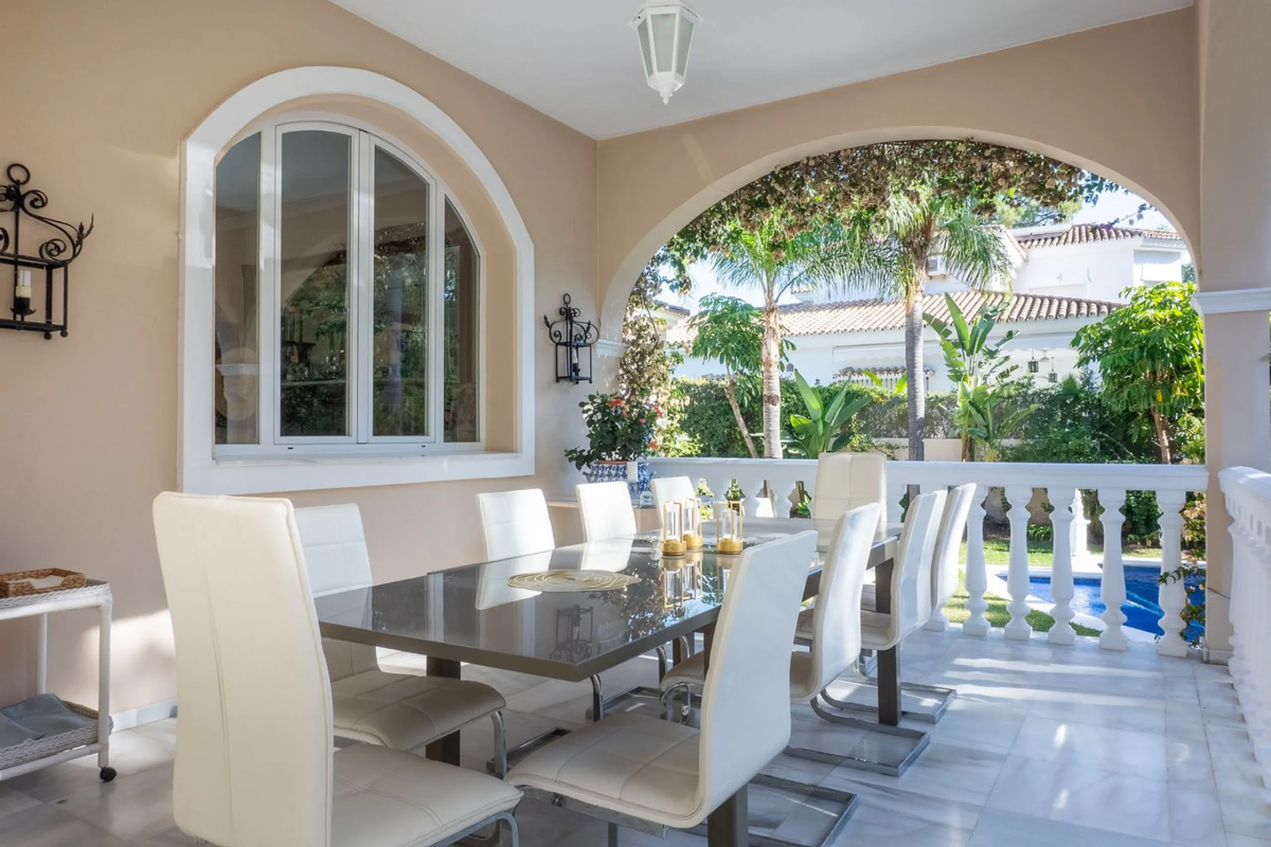 House - Detached Villa в продаже в Estepona, Málaga. В доме 5 спален и 6 ванных комнат. Площадь дома 539 м². Площадь участка 1275 м²