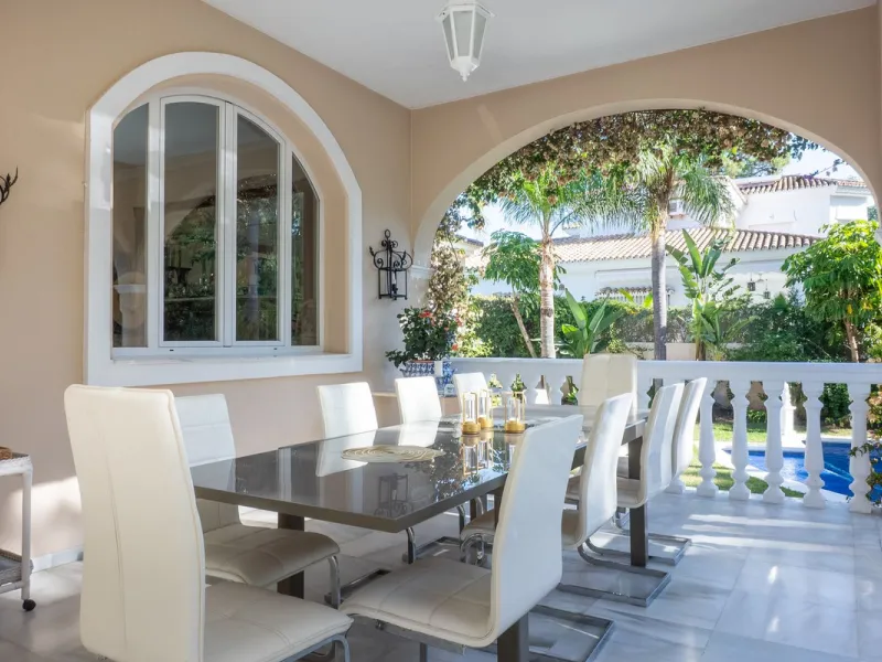 House - Detached Villa в продаже в Estepona, Málaga. В доме 5 спален и 6 ванных комнат. Площадь дома 539 м². Площадь участка 1275 м²