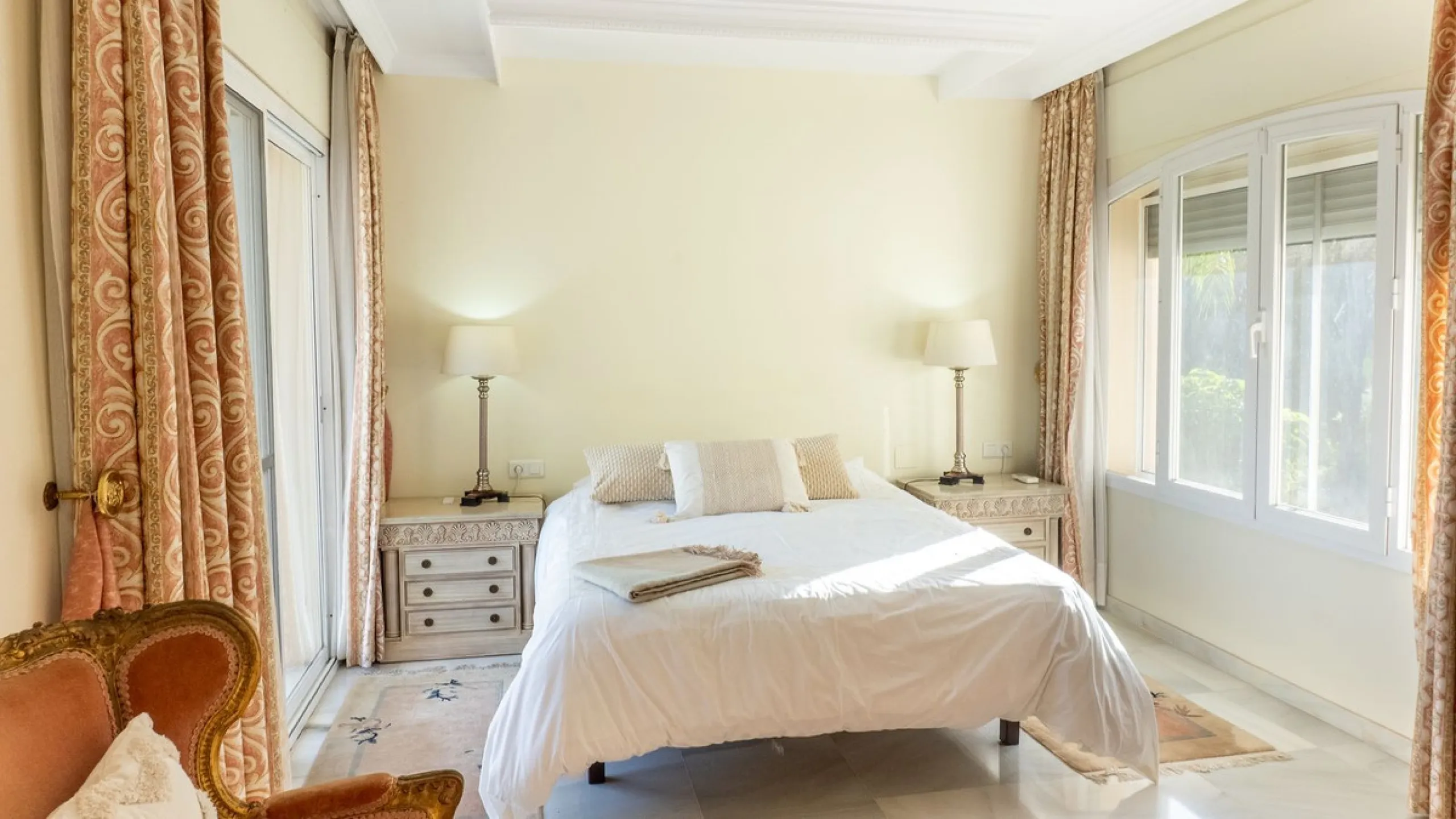 House - Detached Villa в продаже в Estepona, Málaga. В доме 5 спален и 6 ванных комнат. Площадь дома 539 м². Площадь участка 1275 м²