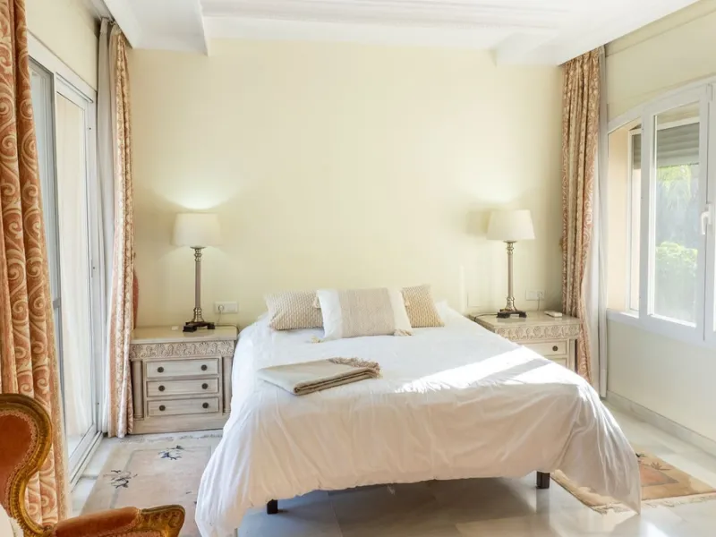 House - Detached Villa в продаже в Estepona, Málaga. В доме 5 спален и 6 ванных комнат. Площадь дома 539 м². Площадь участка 1275 м²