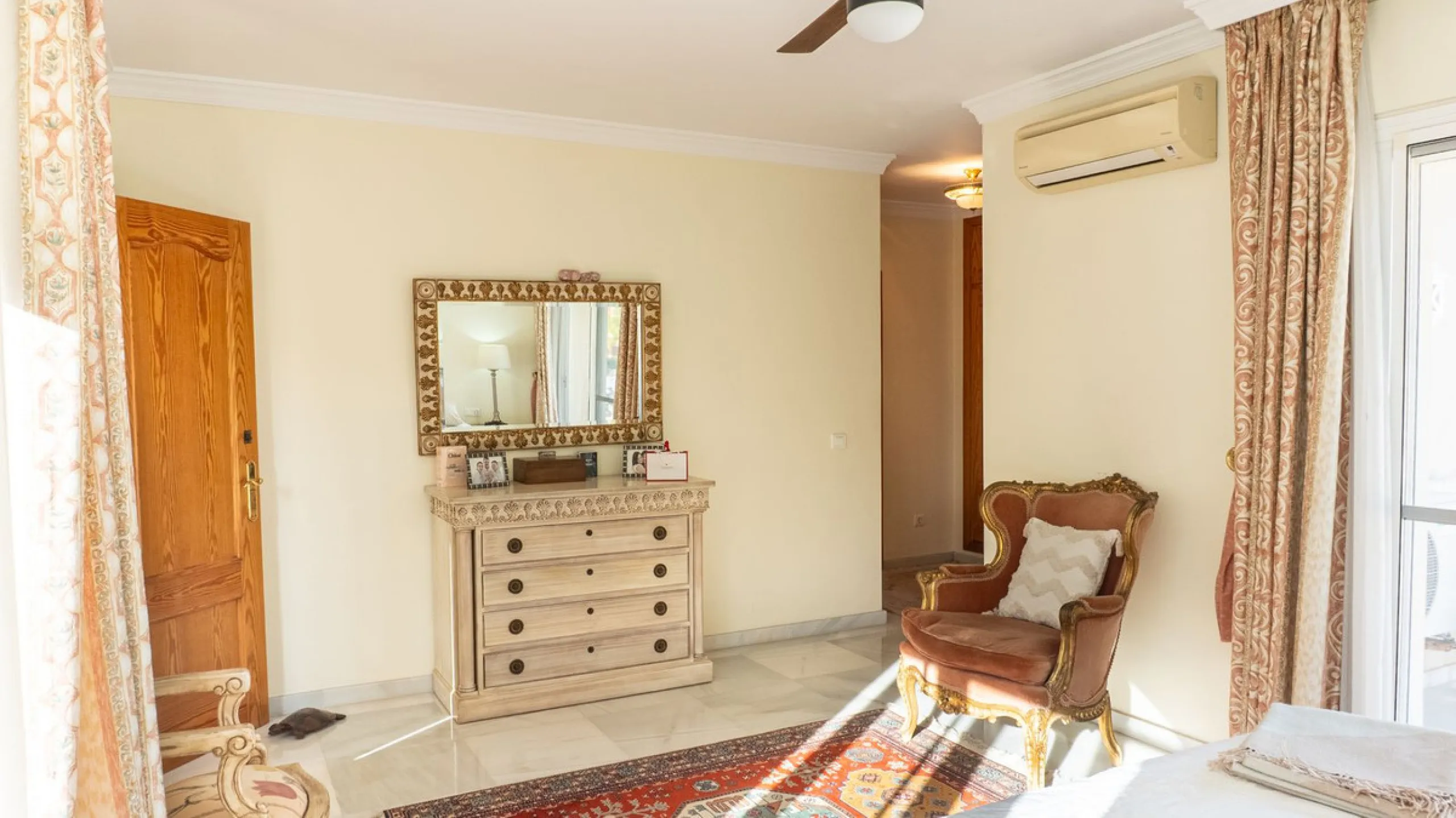 House - Detached Villa в продаже в Estepona, Málaga. В доме 5 спален и 6 ванных комнат. Площадь дома 539 м². Площадь участка 1275 м²