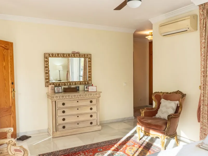House - Detached Villa в продаже в Estepona, Málaga. В доме 5 спален и 6 ванных комнат. Площадь дома 539 м². Площадь участка 1275 м²