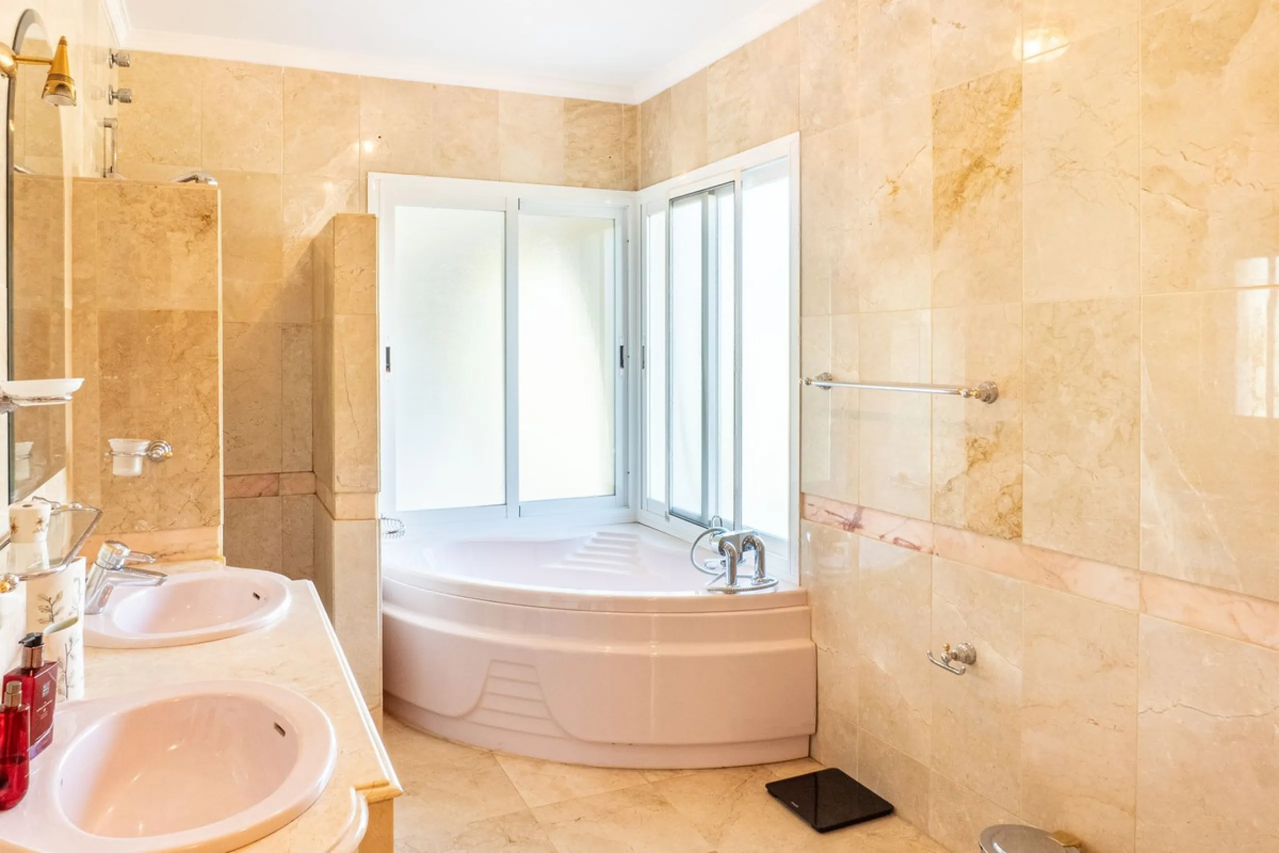 House - Detached Villa в продаже в Estepona, Málaga. В доме 5 спален и 6 ванных комнат. Площадь дома 539 м². Площадь участка 1275 м²