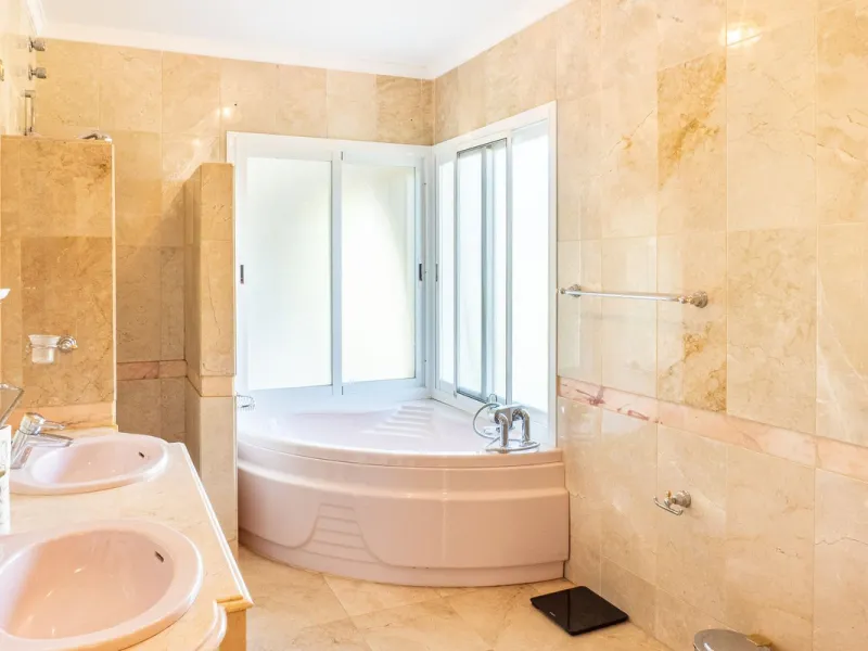 House - Detached Villa в продаже в Estepona, Málaga. В доме 5 спален и 6 ванных комнат. Площадь дома 539 м². Площадь участка 1275 м²