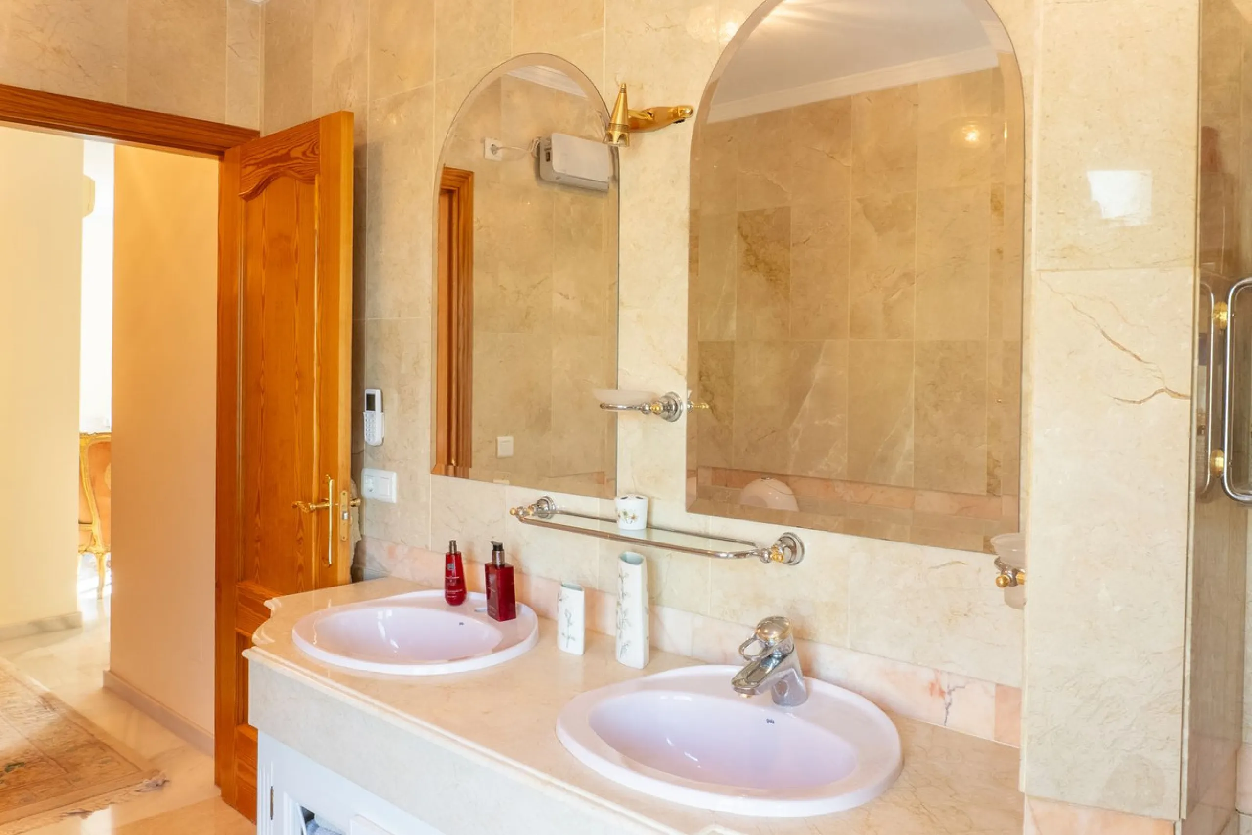 House - Detached Villa в продаже в Estepona, Málaga. В доме 5 спален и 6 ванных комнат. Площадь дома 539 м². Площадь участка 1275 м²