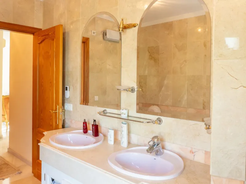 House - Detached Villa в продаже в Estepona, Málaga. В доме 5 спален и 6 ванных комнат. Площадь дома 539 м². Площадь участка 1275 м²