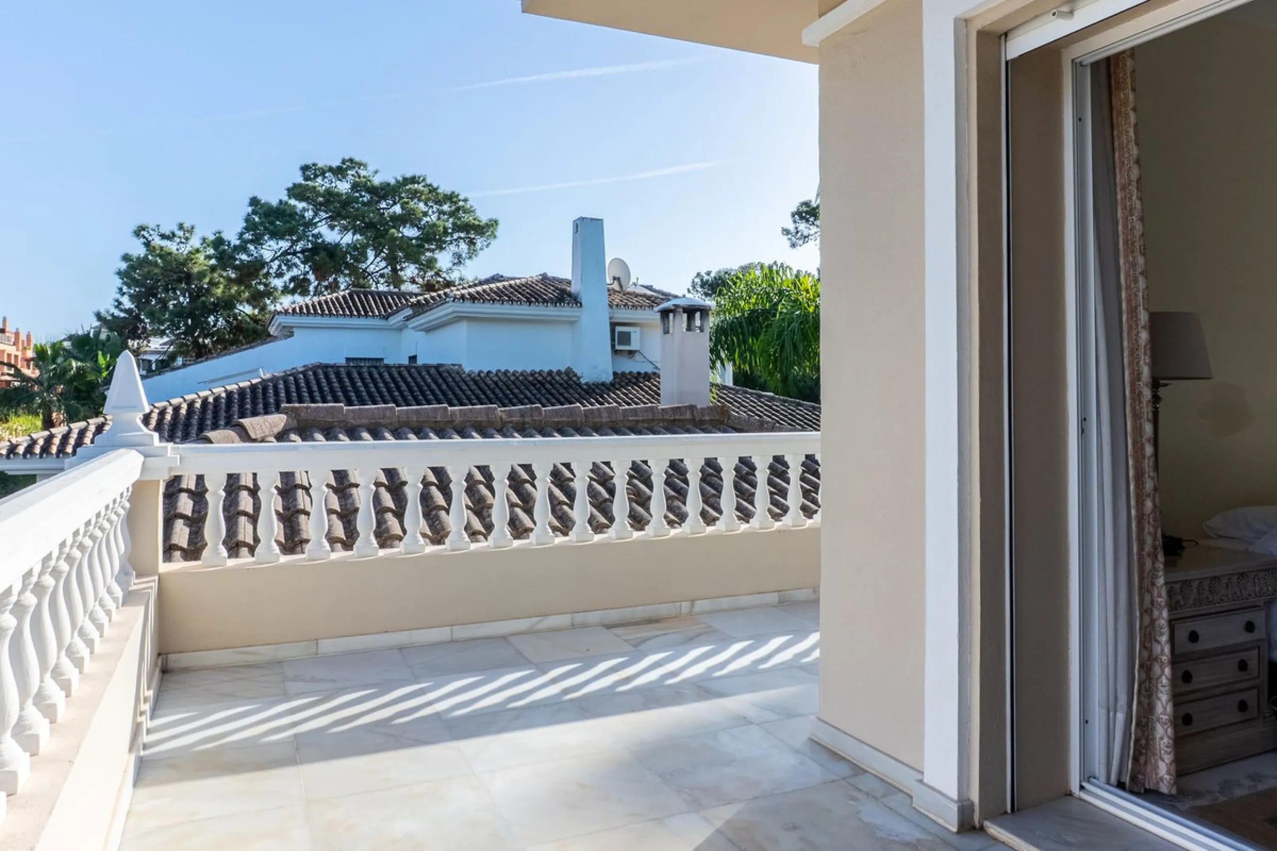 House - Detached Villa в продаже в Estepona, Málaga. В доме 5 спален и 6 ванных комнат. Площадь дома 539 м². Площадь участка 1275 м²