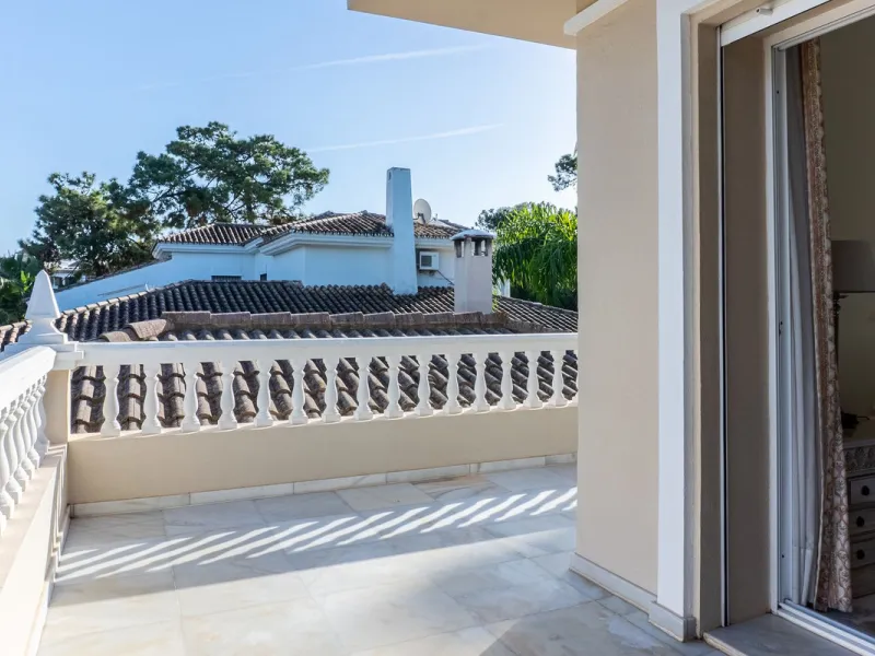 House - Detached Villa в продаже в Estepona, Málaga. В доме 5 спален и 6 ванных комнат. Площадь дома 539 м². Площадь участка 1275 м²
