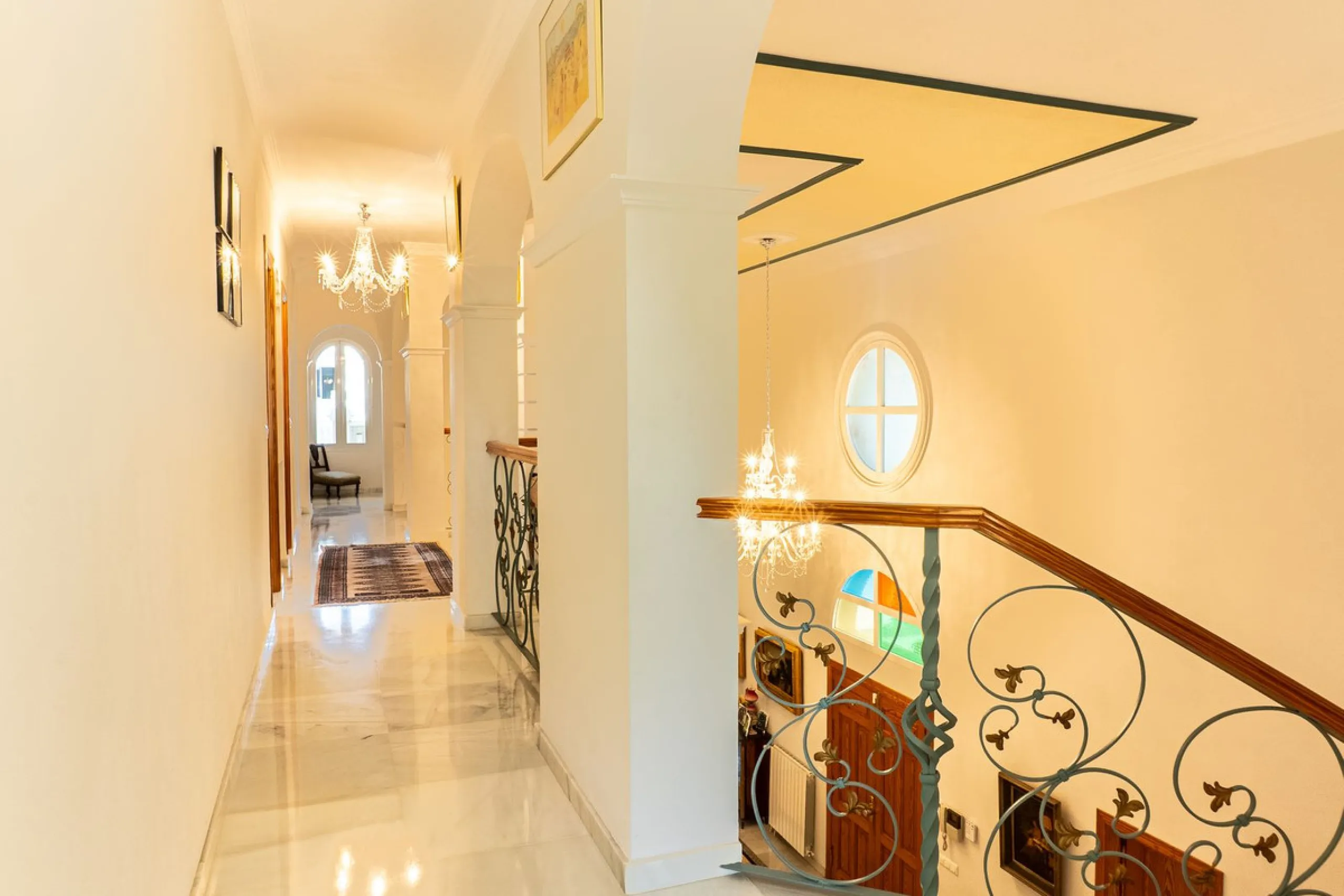 House - Detached Villa в продаже в Estepona, Málaga. В доме 5 спален и 6 ванных комнат. Площадь дома 539 м². Площадь участка 1275 м²
