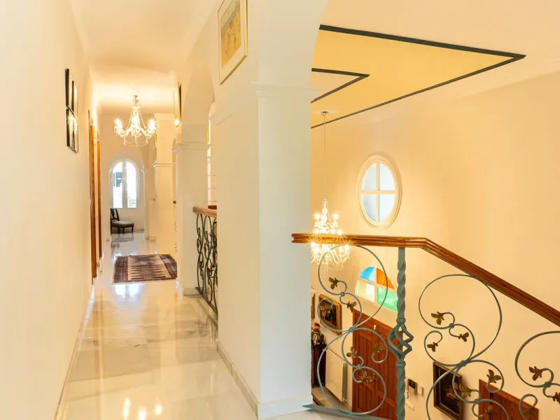 House - Detached Villa в продаже в Estepona, Málaga. В доме 5 спален и 6 ванных комнат. Площадь дома 539 м². Площадь участка 1275 м²