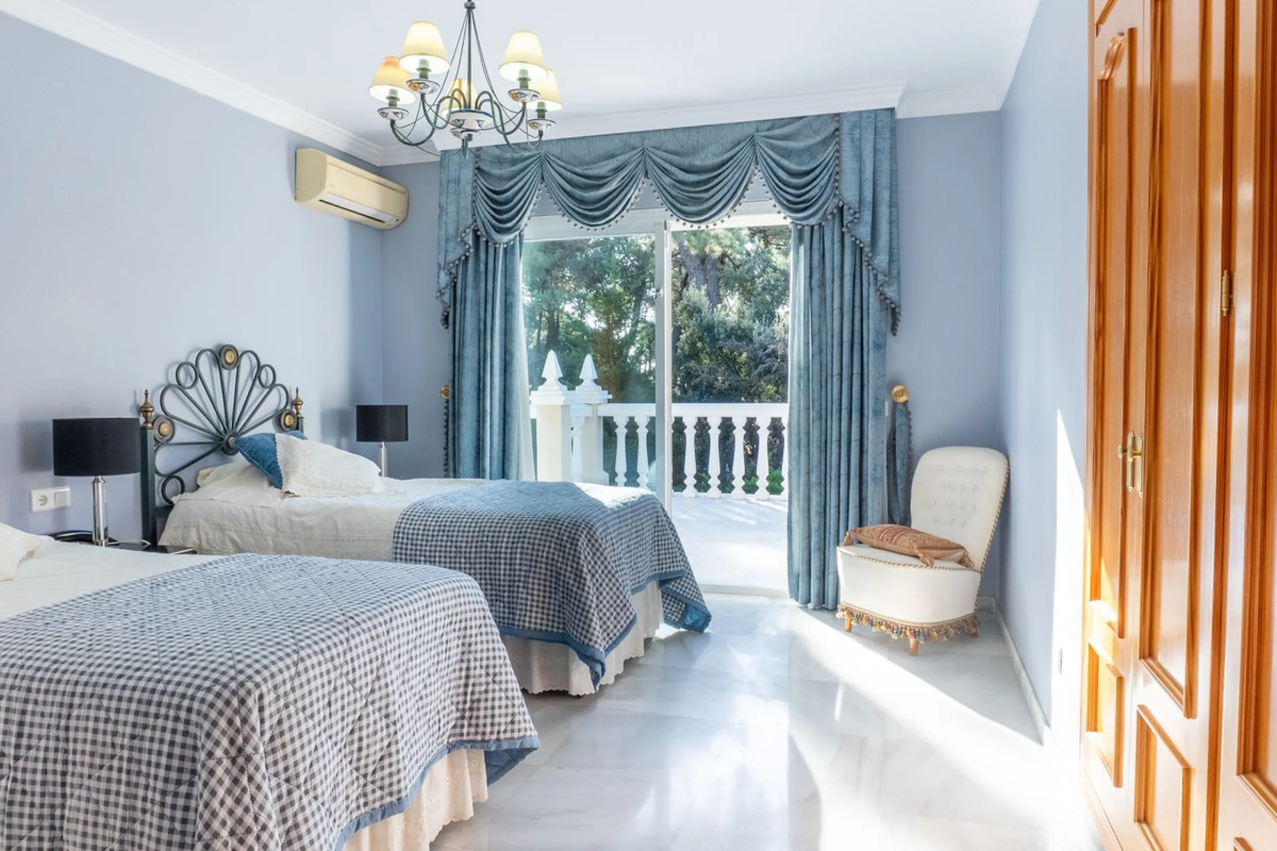 House - Detached Villa в продаже в Estepona, Málaga. В доме 5 спален и 6 ванных комнат. Площадь дома 539 м². Площадь участка 1275 м²